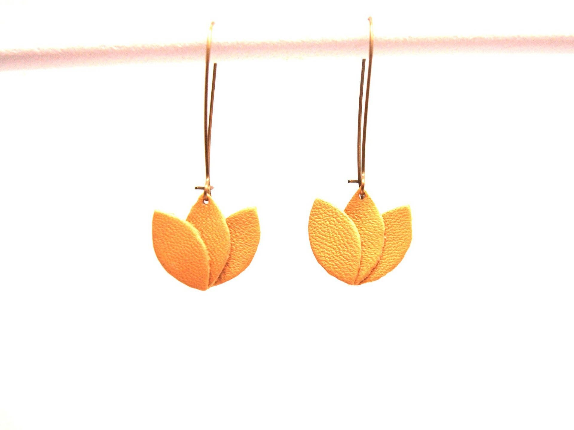 Boucles d'oreilles cuir jaune moutarde ocre, fleur de cuir sur monture bronze style dormeuse