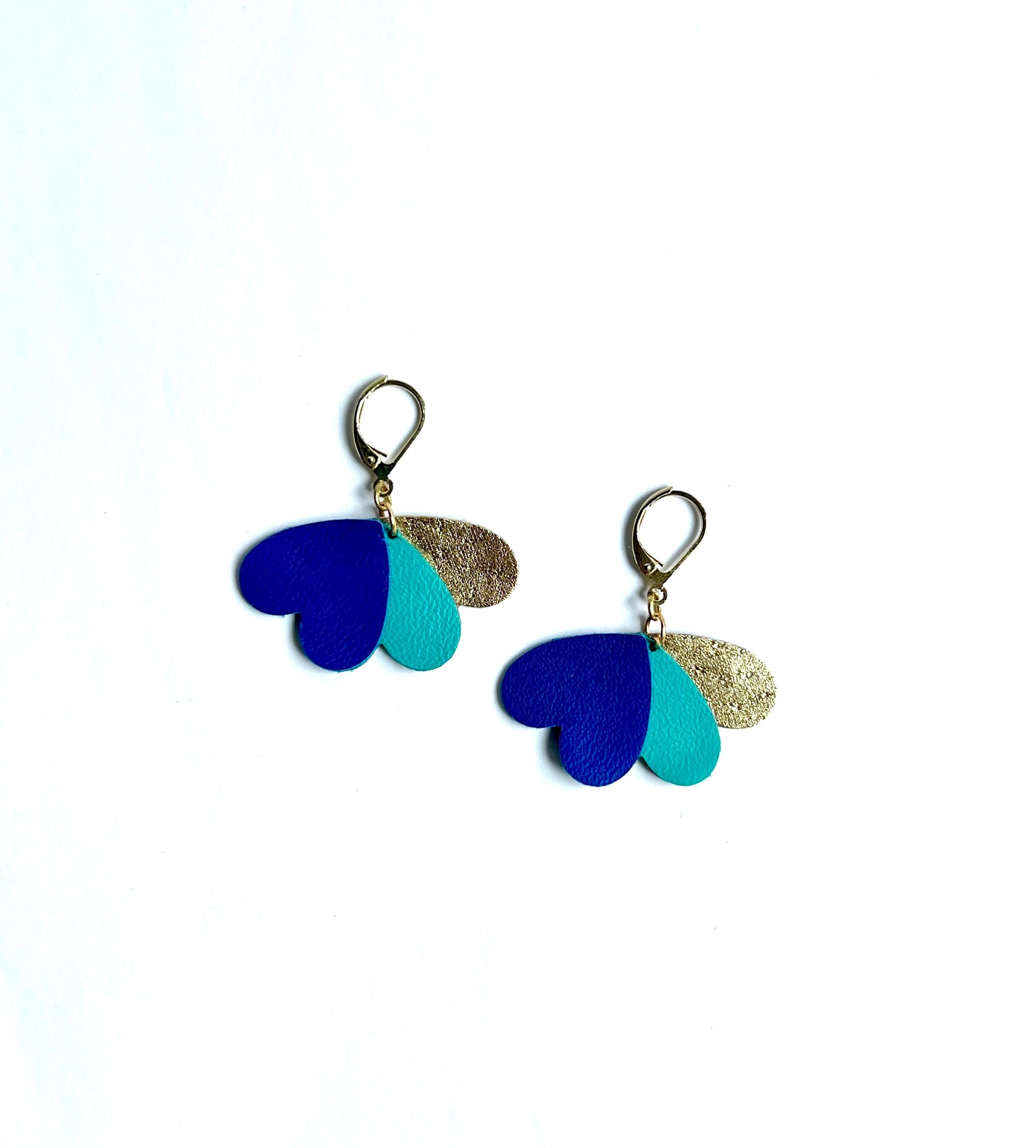 Boucles d’oreilles cœurs bleu turquoise et or en cuir upcyclé, bijoux artisanaux légers faits main, boucles pendantes femme, cadeau original