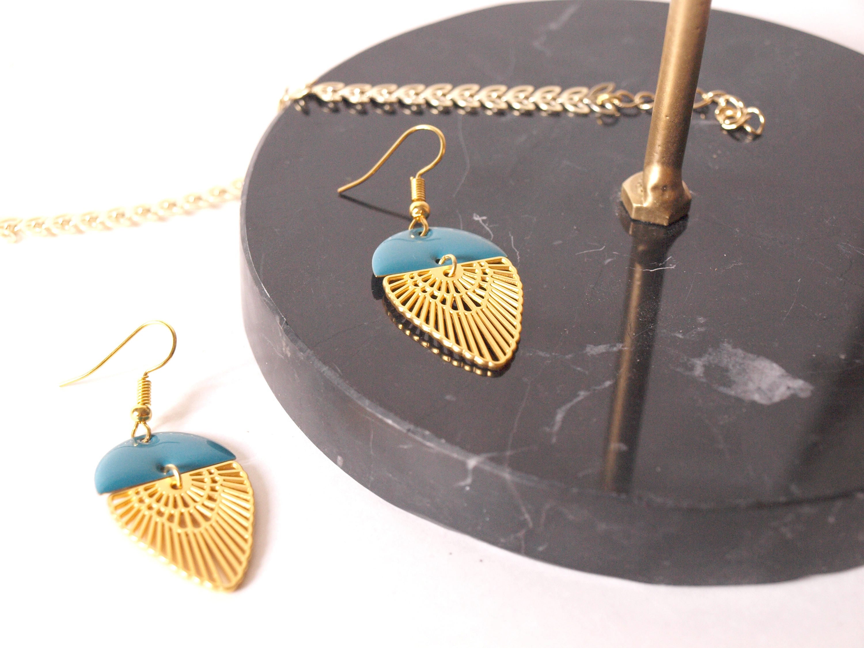 Boucles d'oreilles art déco plaqué or mat et sequin émaillé demi cercle bleu turquoise et or - printemps été - cadeau femme - saint valentin