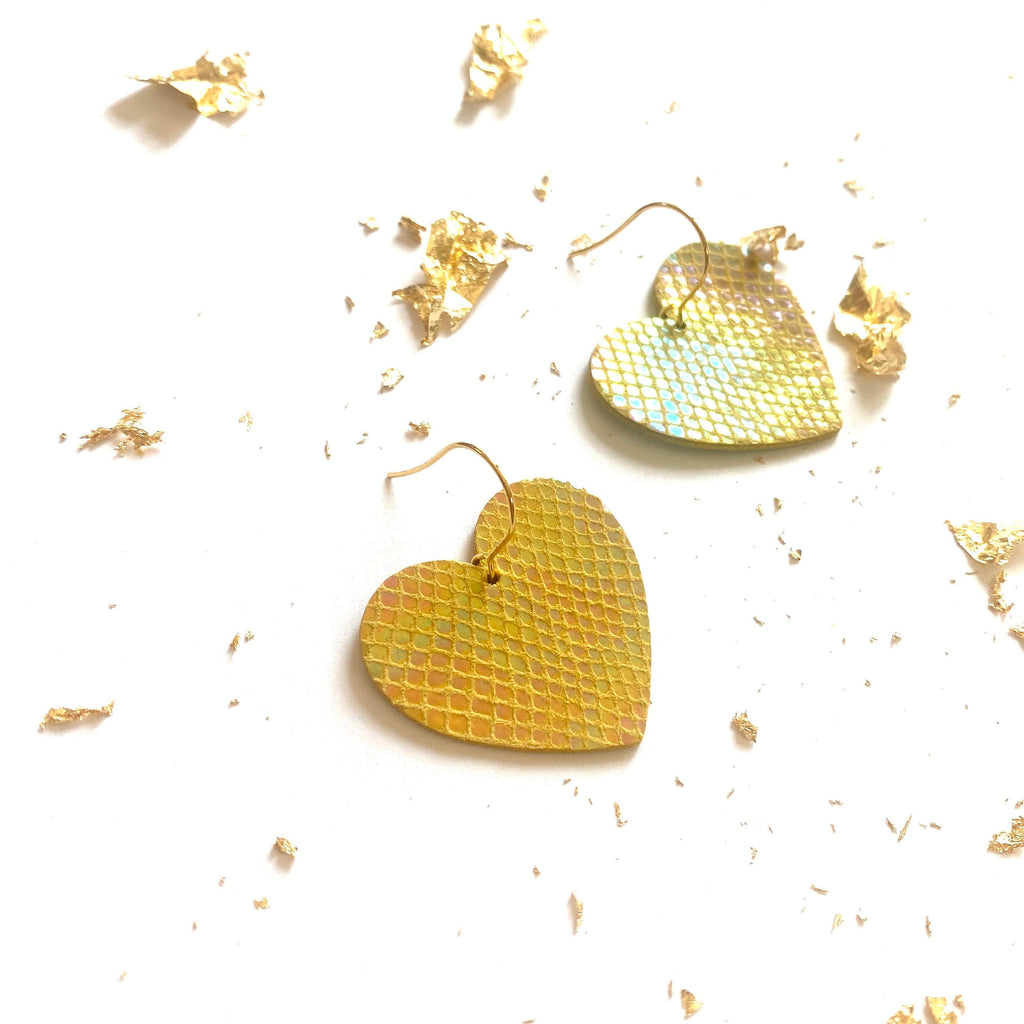 Boucles d’oreilles cœur jaune pastel en cuir