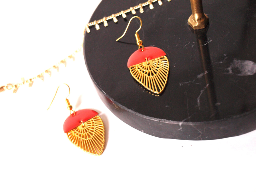 Boucles d'oreilles art déco plaqué or mat et sequin émaillé demi corail vif et or - printemps été - cadeau femme - saint valentin
