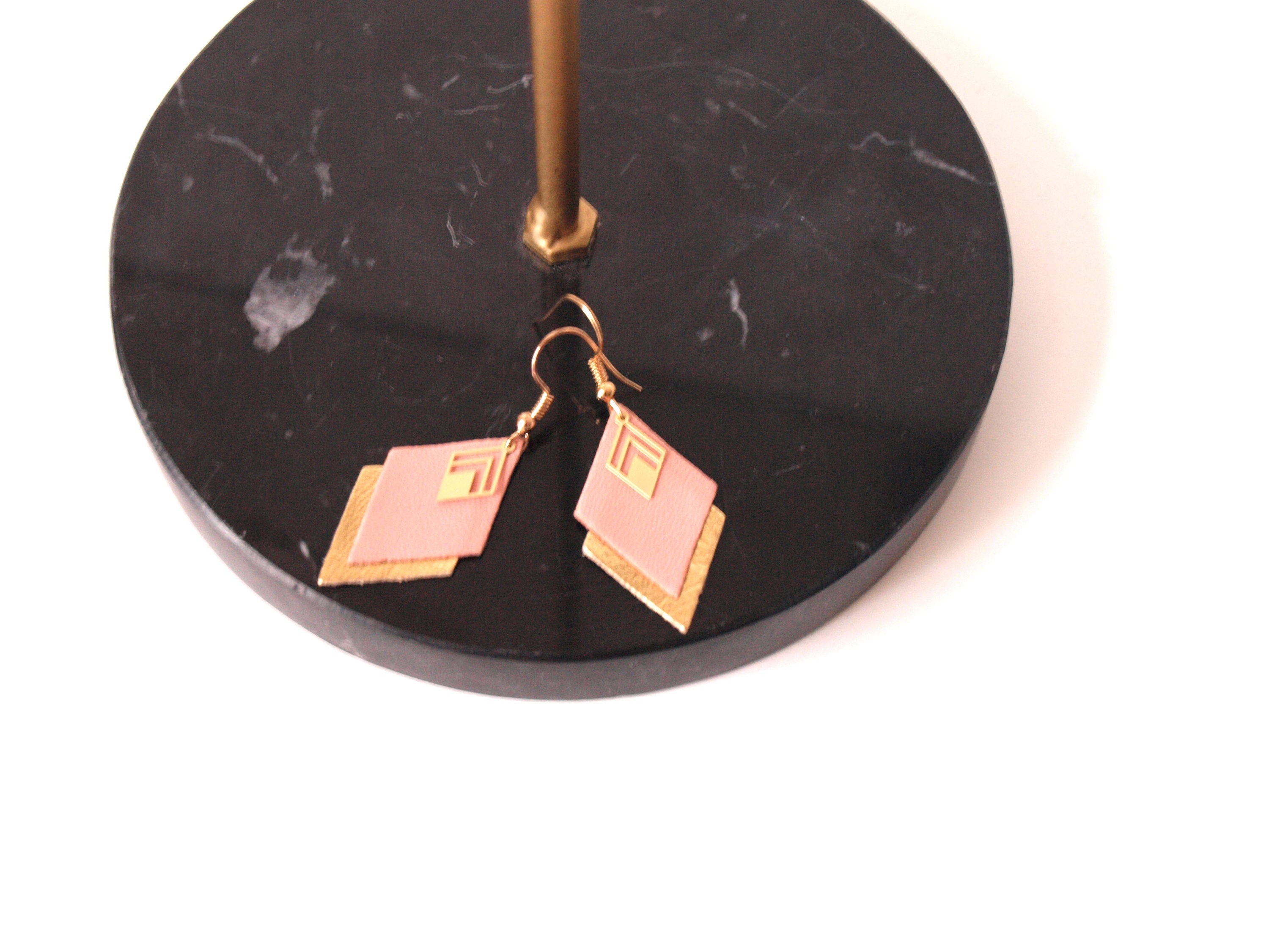 Boucles d'oreilles cuir rose, vieux rose et doré, boucles d'oreilles graphiques losanges - modèle LYA - cadeau de noël pour femme pour elle