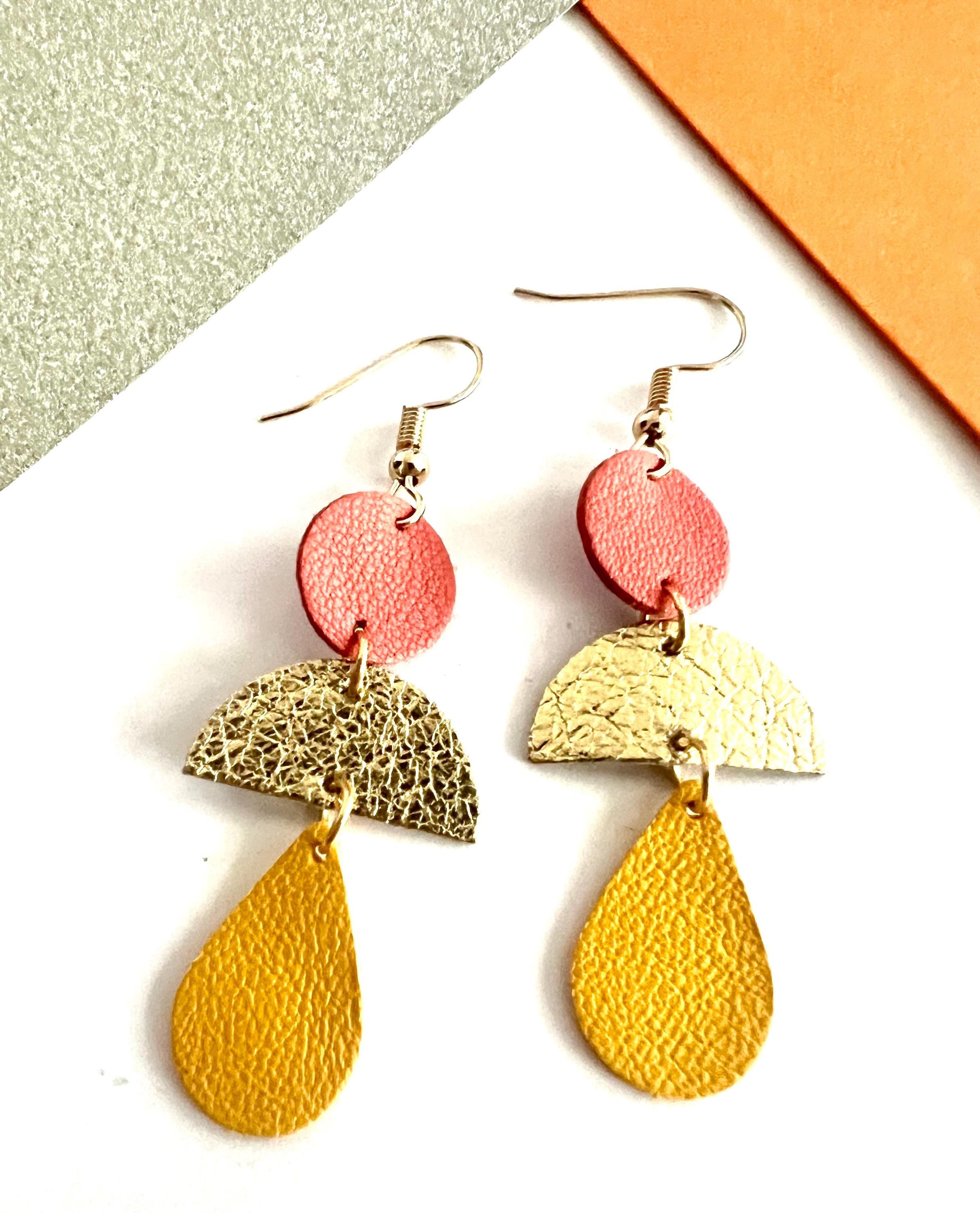 Boucles d’oreilles en cuir graphiques et colorées, bijou géométrique fait main, artisanal léger corail doré et jaune cadeau pour elle