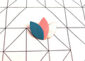 Broche cuir, forme fleur, feuilles, pétales de turquoise, rose indien et or rosé