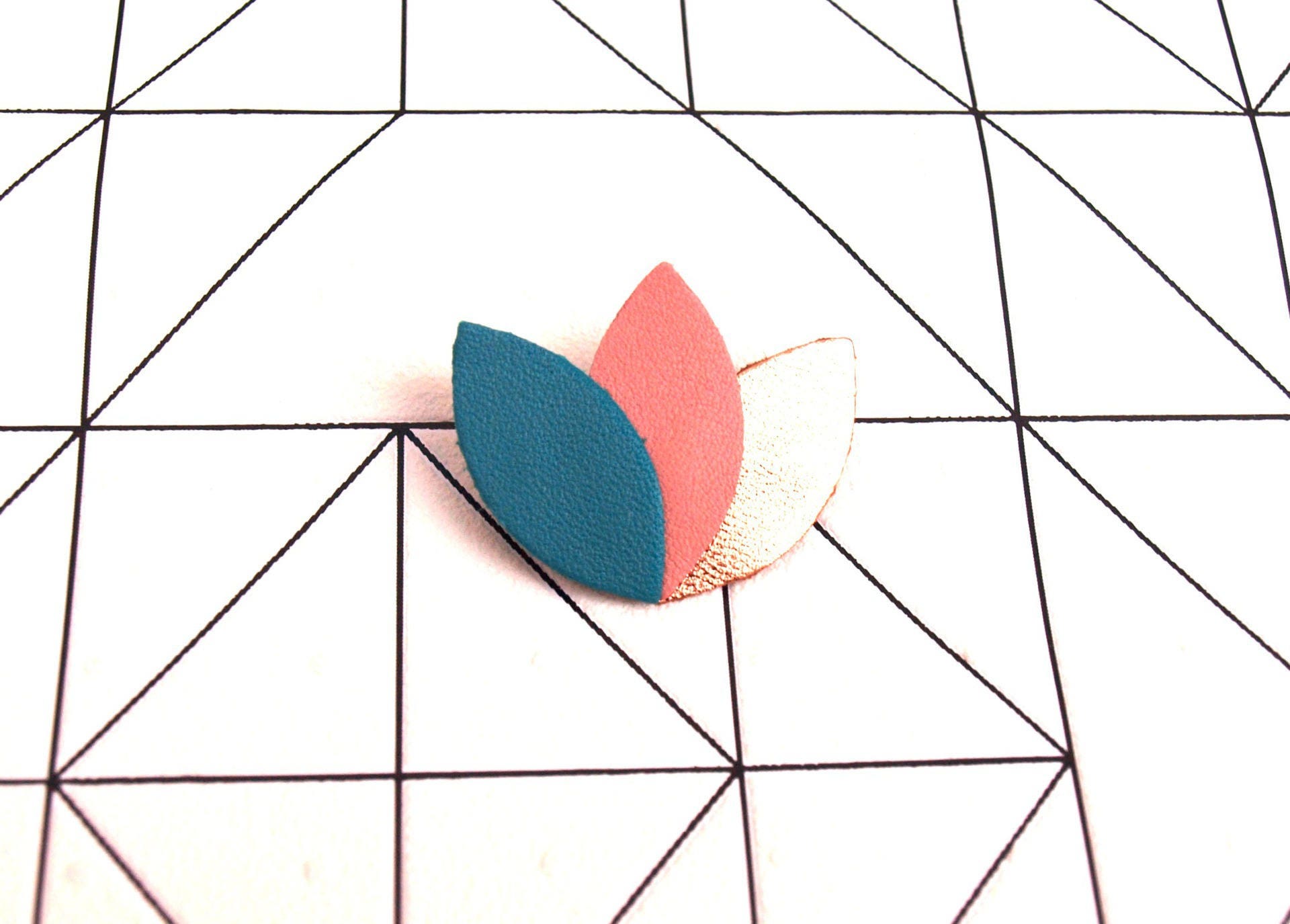 Broche cuir, forme fleur, feuilles, pétales de turquoise, rose indien et or rosé