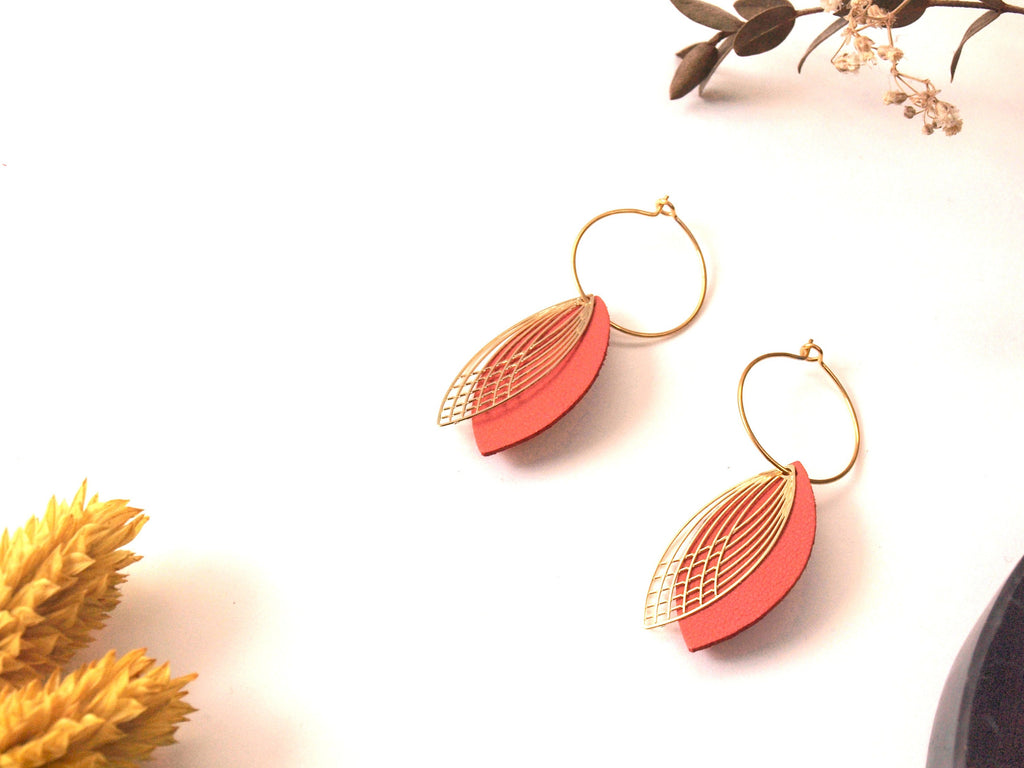 Boucles d'oreilles créoles acier inoxydable - cuir corail et or - créoles style art déco - modèle SIENNA