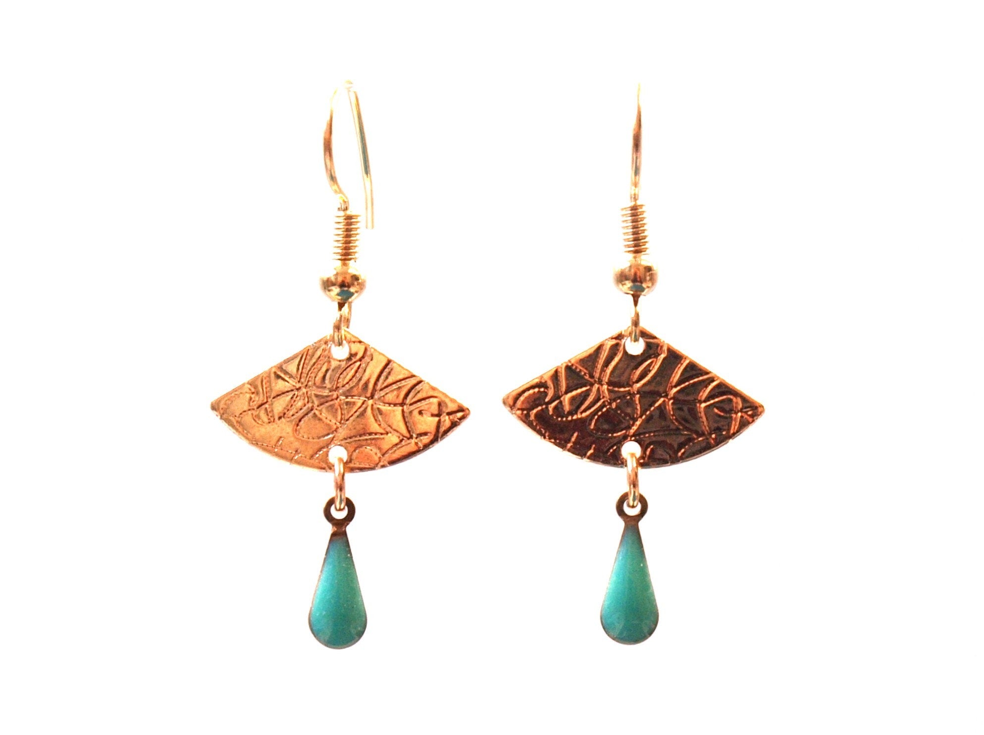 Boucles d'oreilles dorées discrètes mint et or - boucles d'oreilles éventail vert d'eau, vert pastel, vert clair - modèle EVA