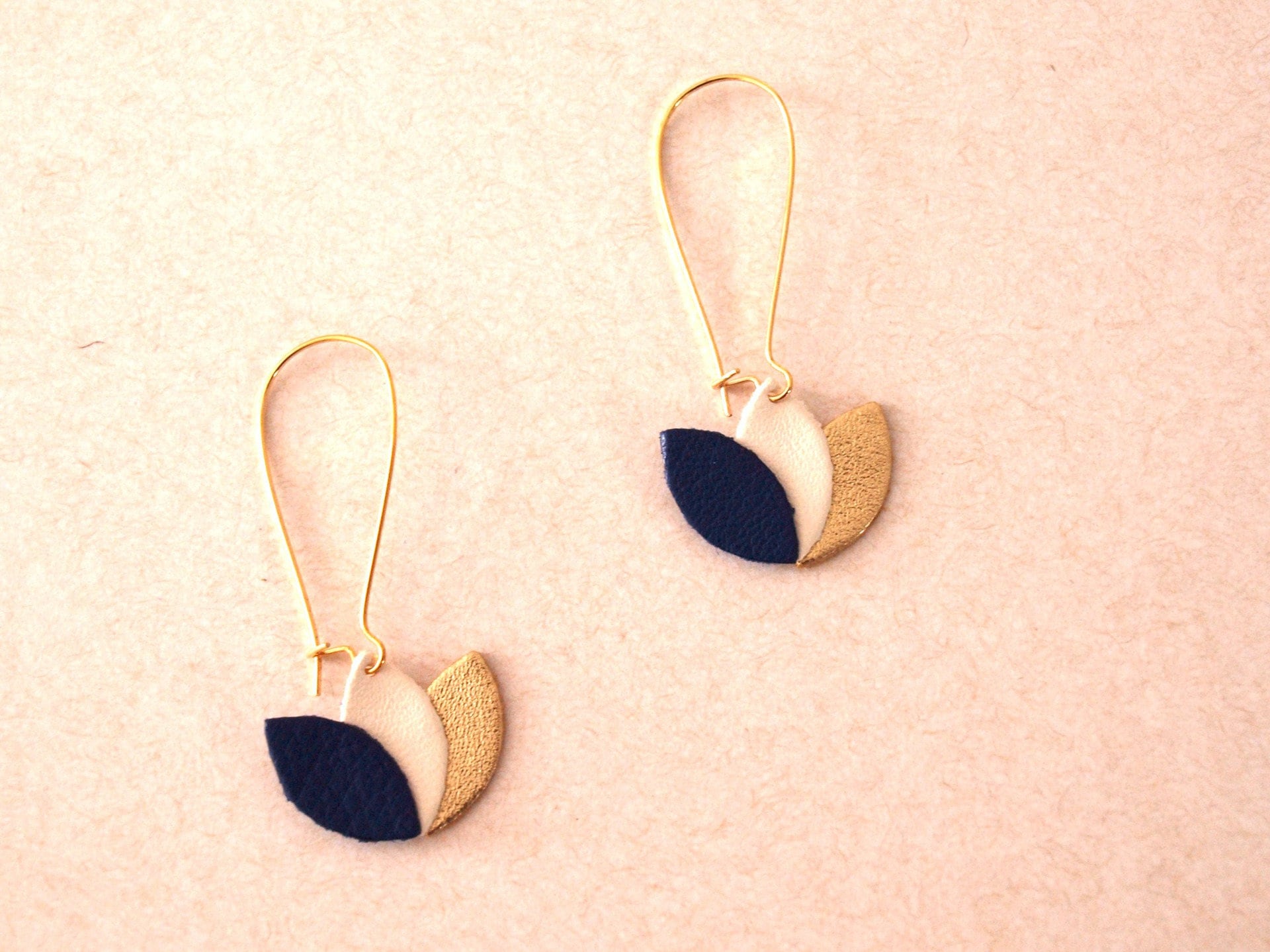 Boucles d'oreilles cuir bleu roi, blanc et or, fleur de cuir sur monture dorée style dormeuse