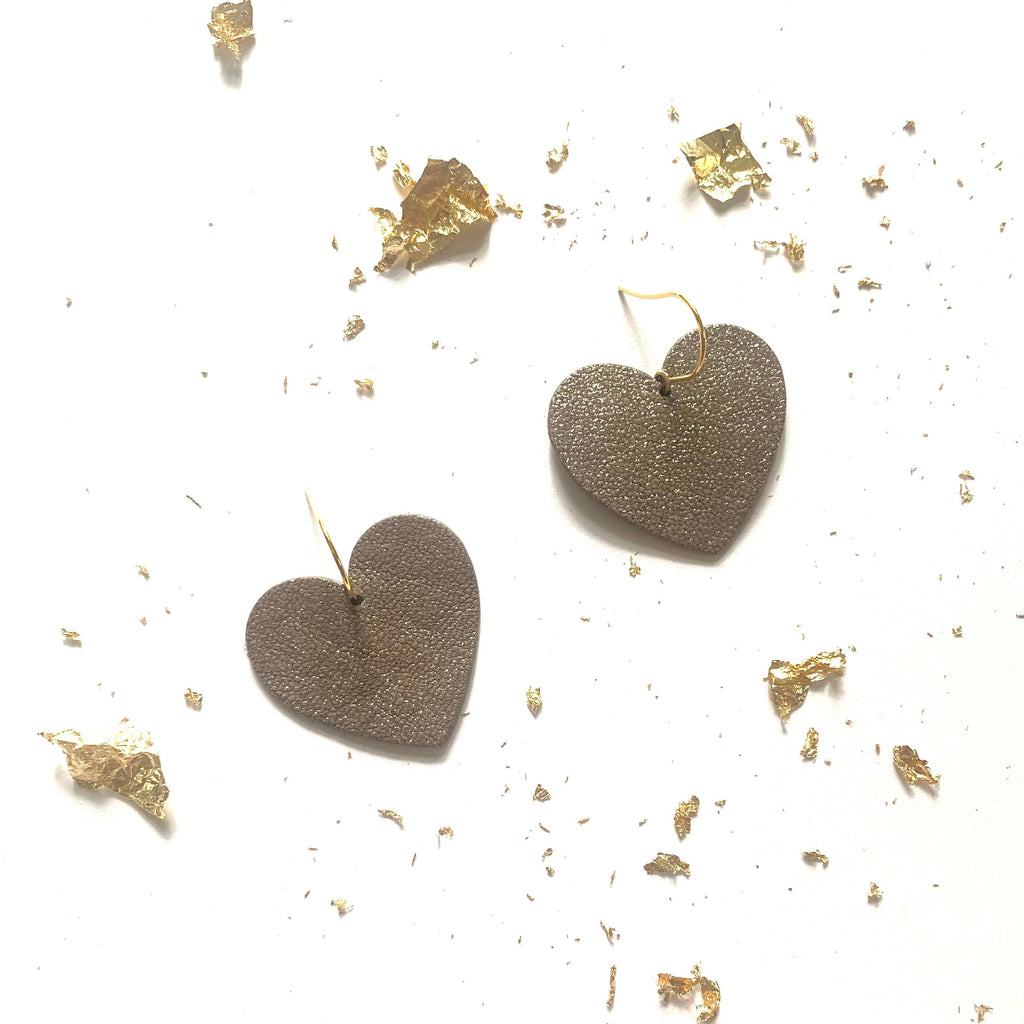 Boucles d’oreilles cœur en cuir gris souris à paillettes recyclé