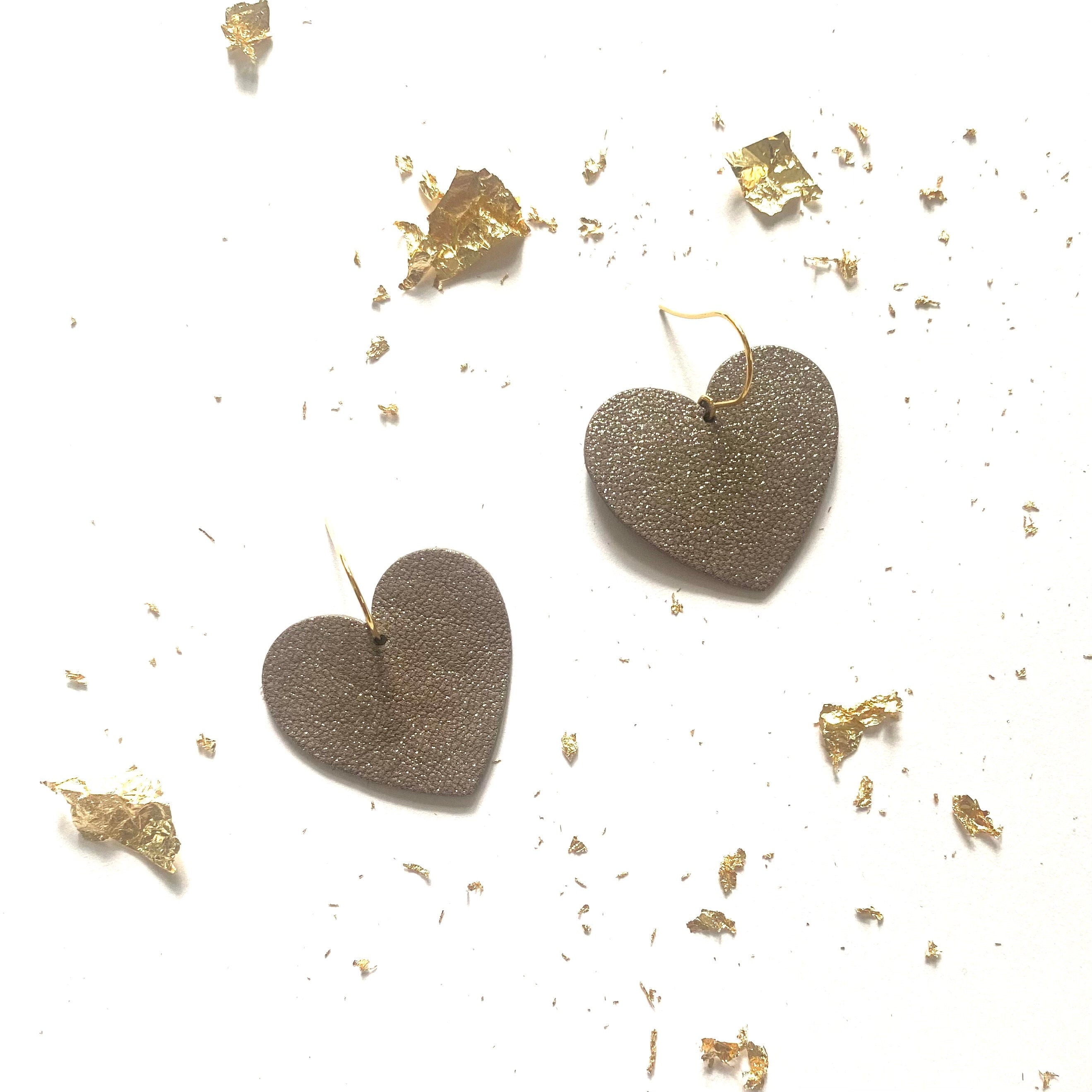 Boucles d’oreilles cœur en cuir gris souris à paillettes recyclé
