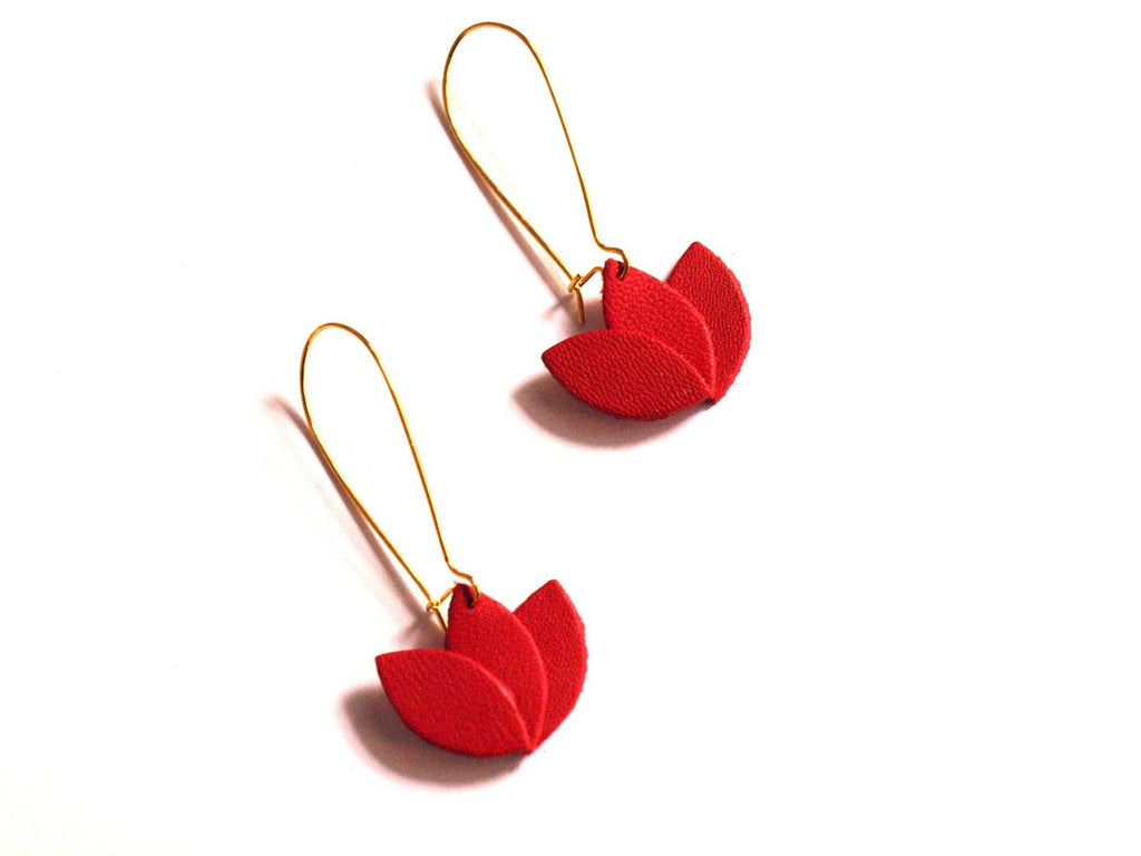 Boucles d'oreilles cuir rouge et or, fleur de cuir sur monture dormeuse dorée