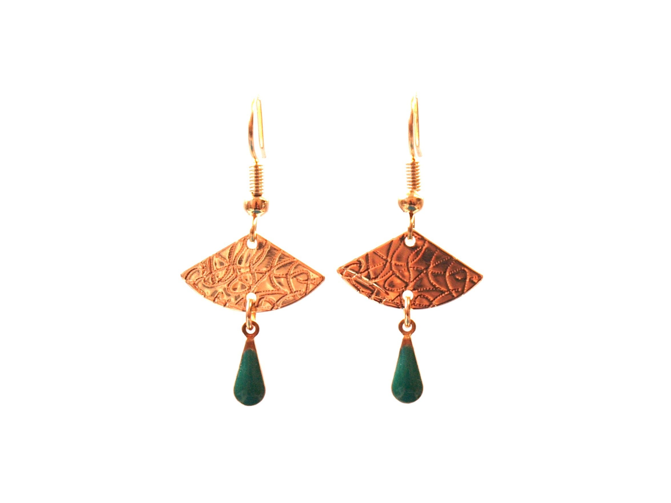 Boucles d'oreilles dorées discrètes vert et or - boucles d'oreilles éventail et goutte vert émeraude - modèle EVA green