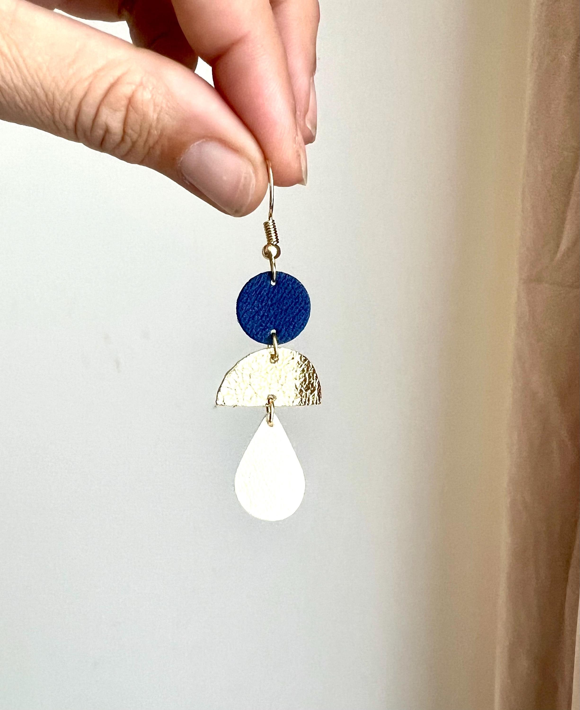 Boucles d’oreilles en cuir pendantes légères et graphiques faites main, style marin bleu marin or et blanc cassé - cadeau femme