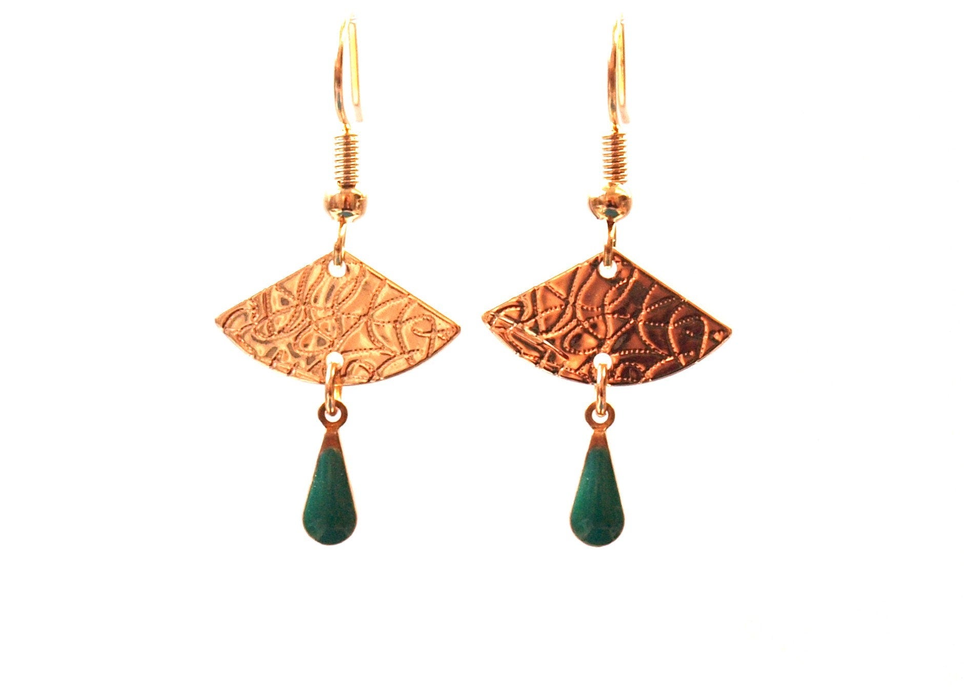 Boucles d'oreilles dorées discrètes vert et or - boucles d'oreilles éventail et goutte vert émeraude - modèle EVA green