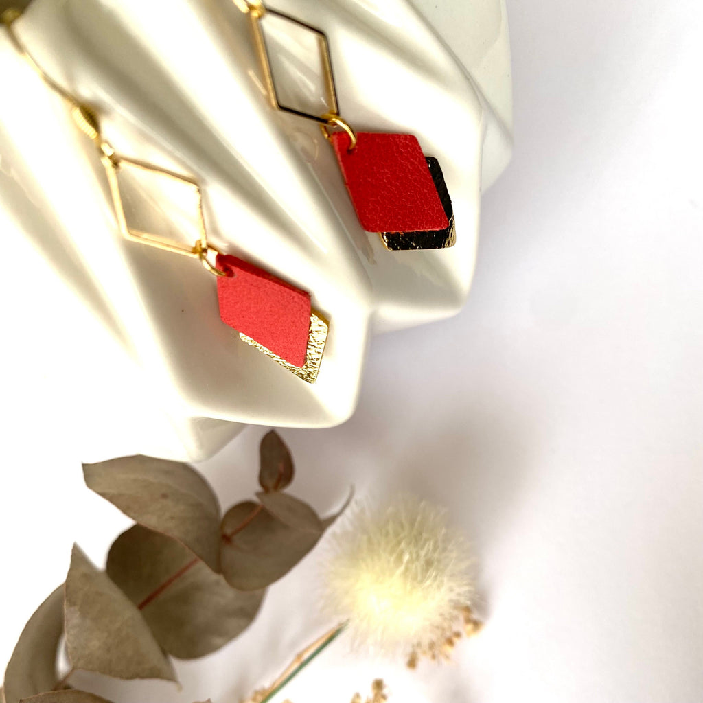 Boucles d'oreilles cuir rouge et or, boucles d'oreilles graphiques losanges rouge vif et doré - modèle LISÉA - cadeau pour elle