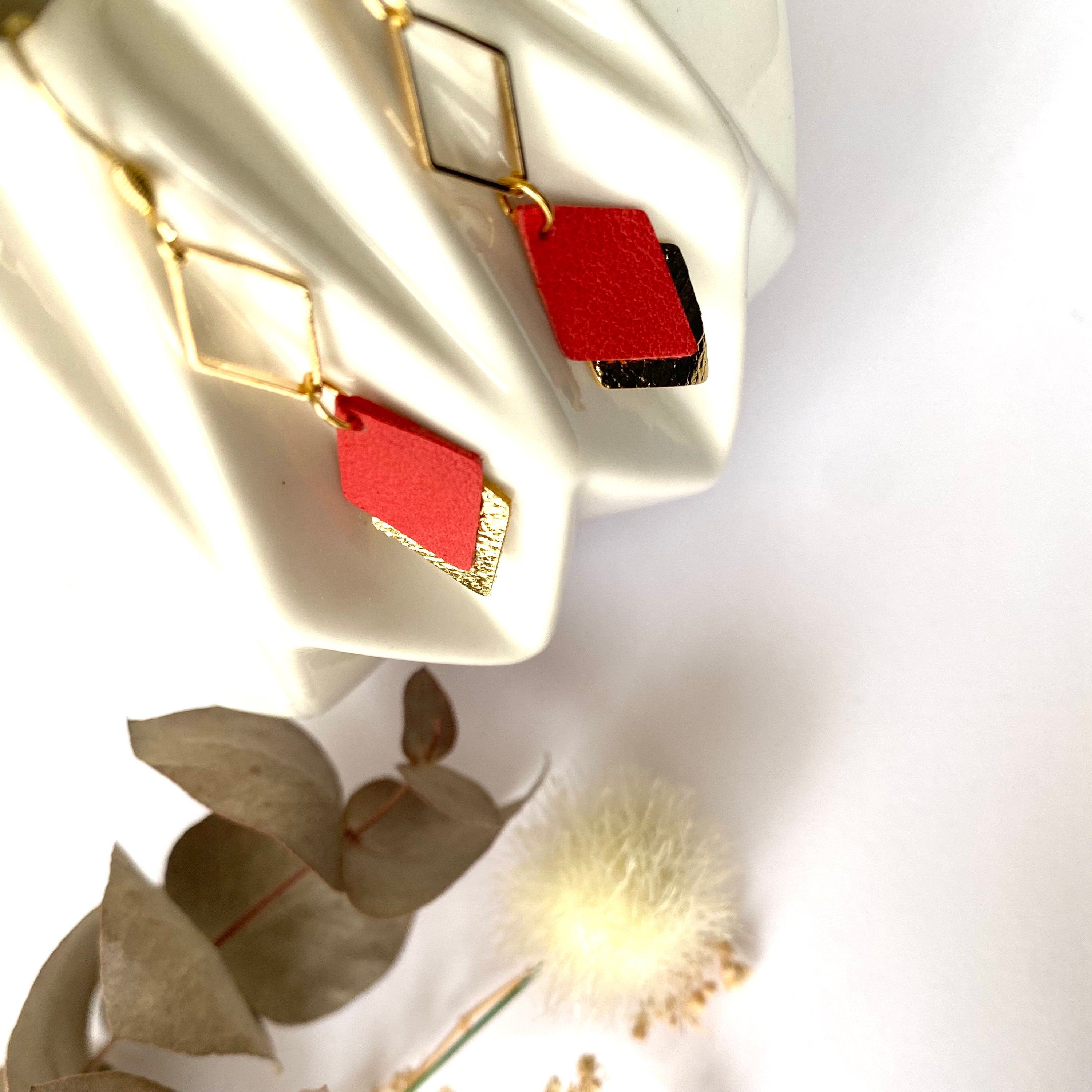 Boucles d'oreilles cuir rouge et or, boucles d'oreilles graphiques losanges rouge vif et doré - modèle LISÉA - cadeau pour elle