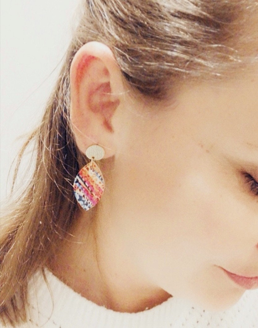 Boucles d'oreilles liège bleu et blanc, cuir et acier forme feuille LOAN