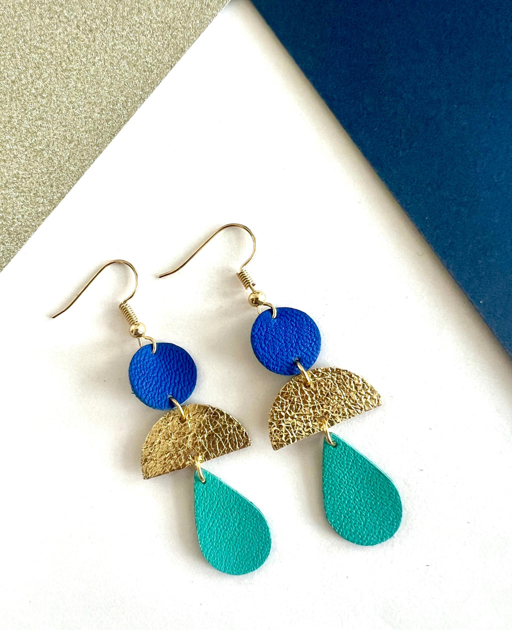 Boucles d’oreilles bohème chic en cuir upcyclé, modèle géométrique fait main, bijou artisanal léger bleu roi doré et turquoise cadeau femme