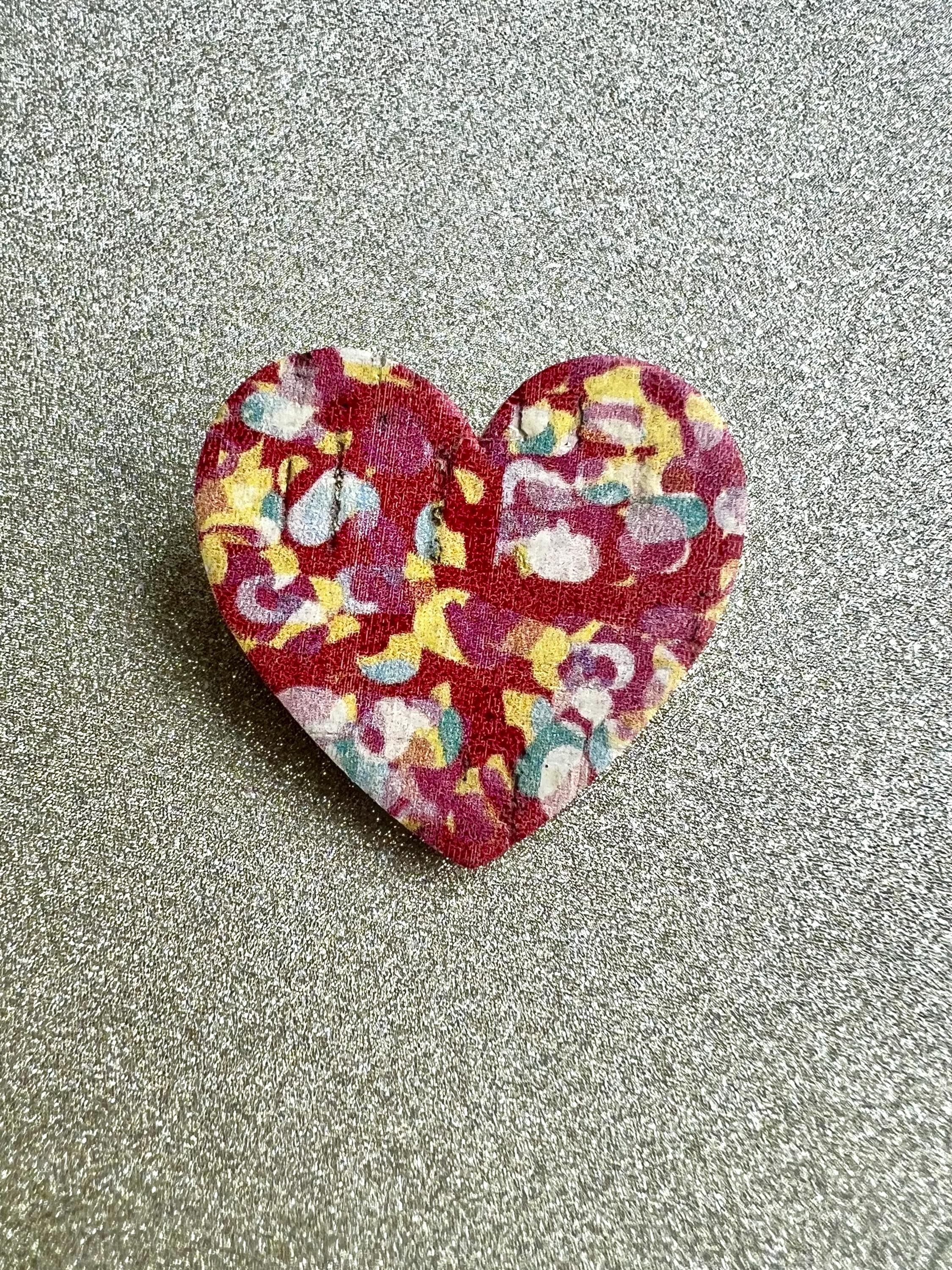 Broche cœur multicolore rouge liège et cuir - cadeau fête des mères - cadeau maîtresse - cadeau pour elle - cadeau femme - broche originale