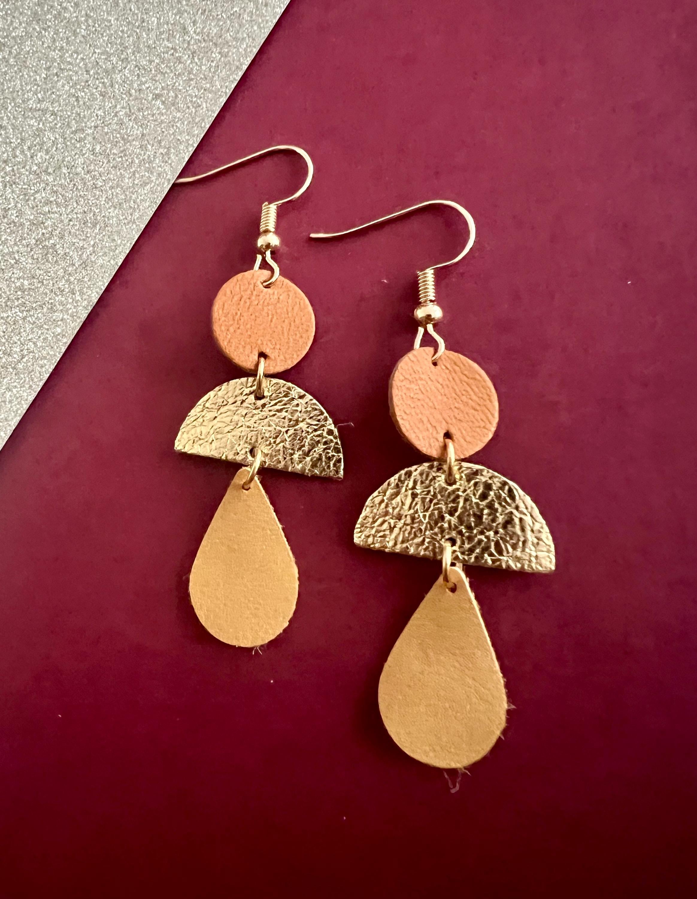 Boucles d’oreilles géométriques en cuir upcyclé, boucles pendantes légères faites main, bijoux artisanaux femme camel doré ocre cadeau