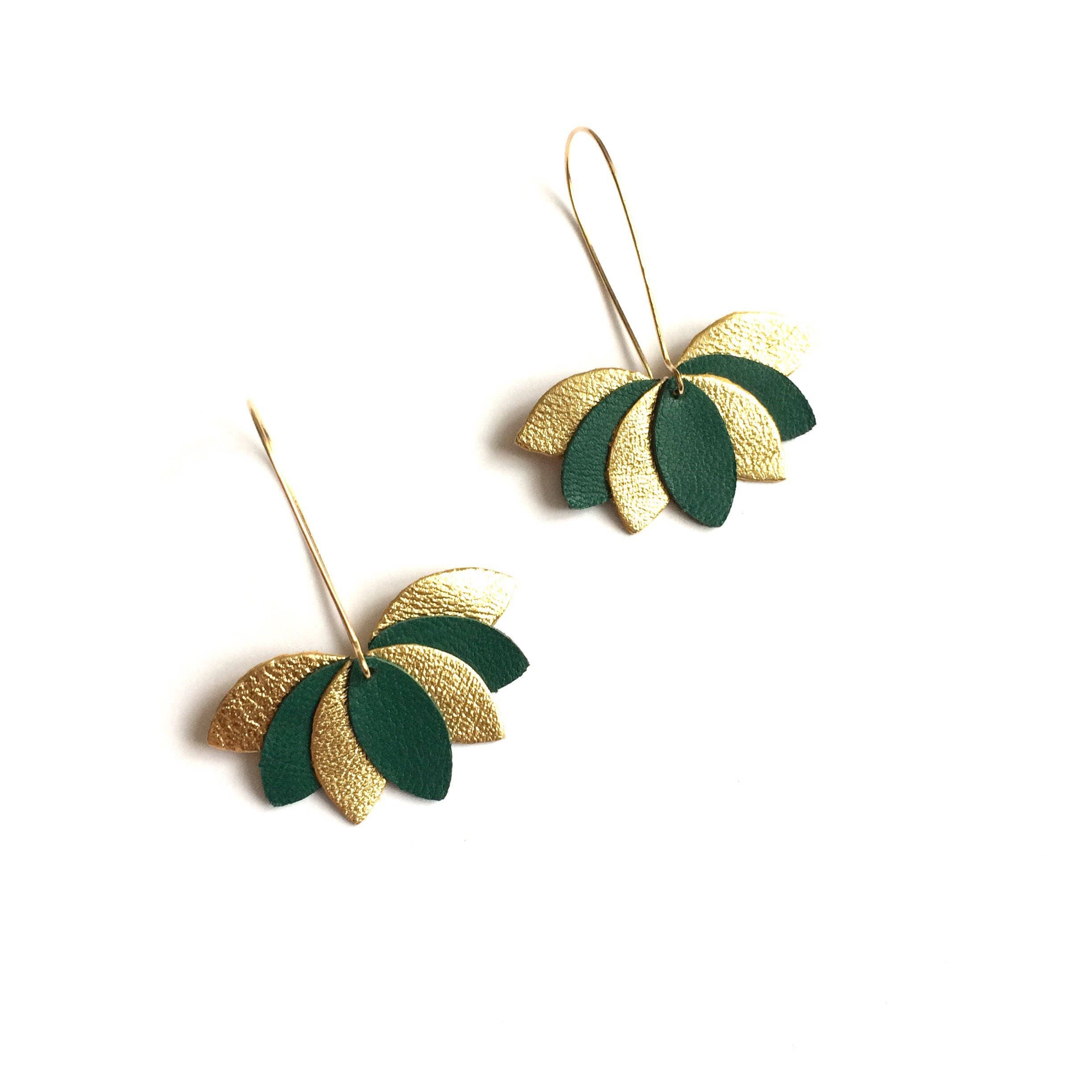 Boucles d'oreilles cuir, feuilles vert émeraude et doré, fleur de lotus géométrique style art déco sur monture dormeuse dorée. cadeau femme