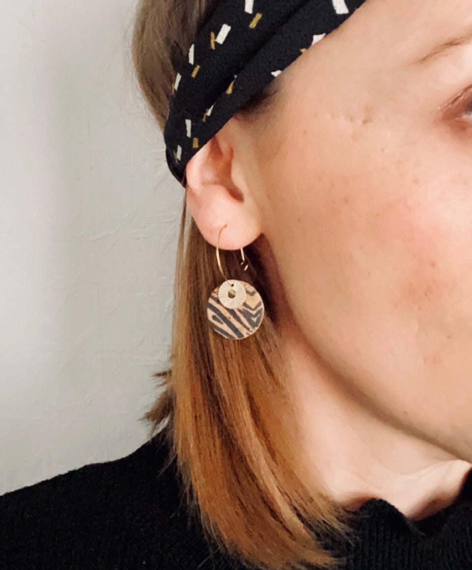 Boucles d’oreilles cuir et liège motif floral sur fond bleu créoles dorées en acier inoxydable