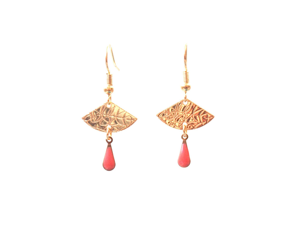 Boucles d'oreilles dorées discrètes rose et or - boucles d'oreilles éventail corail - modèle EVA