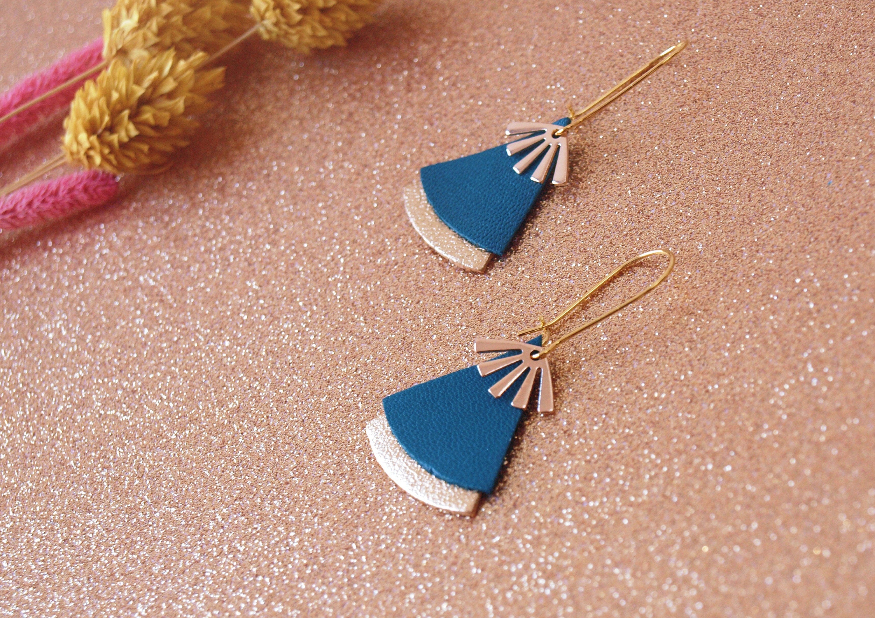 Boucles d'oreilles bleu canard et or, en cuir, forme éventail - boucles d'oreilles ethniques, art déco, modèle STELLA
