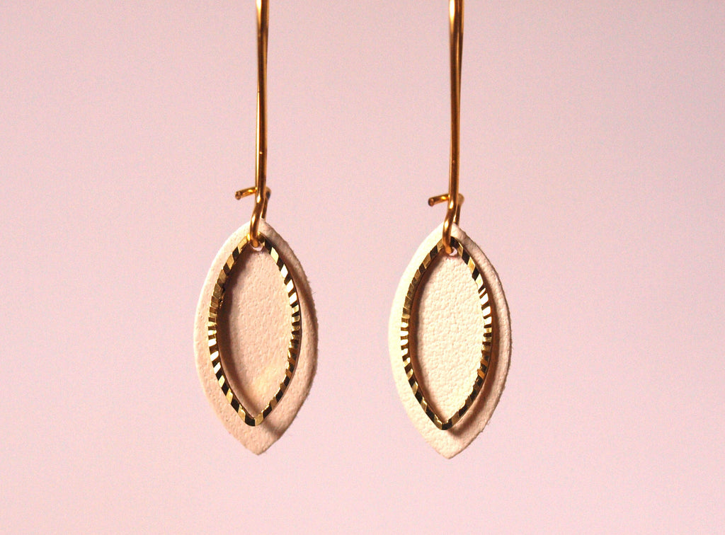 Boucles d'oreilles cuir blanc et or - boucles d'oreilles mariage  - boucles d'oreilles discrètes - cadeau femme  modèle EMMA