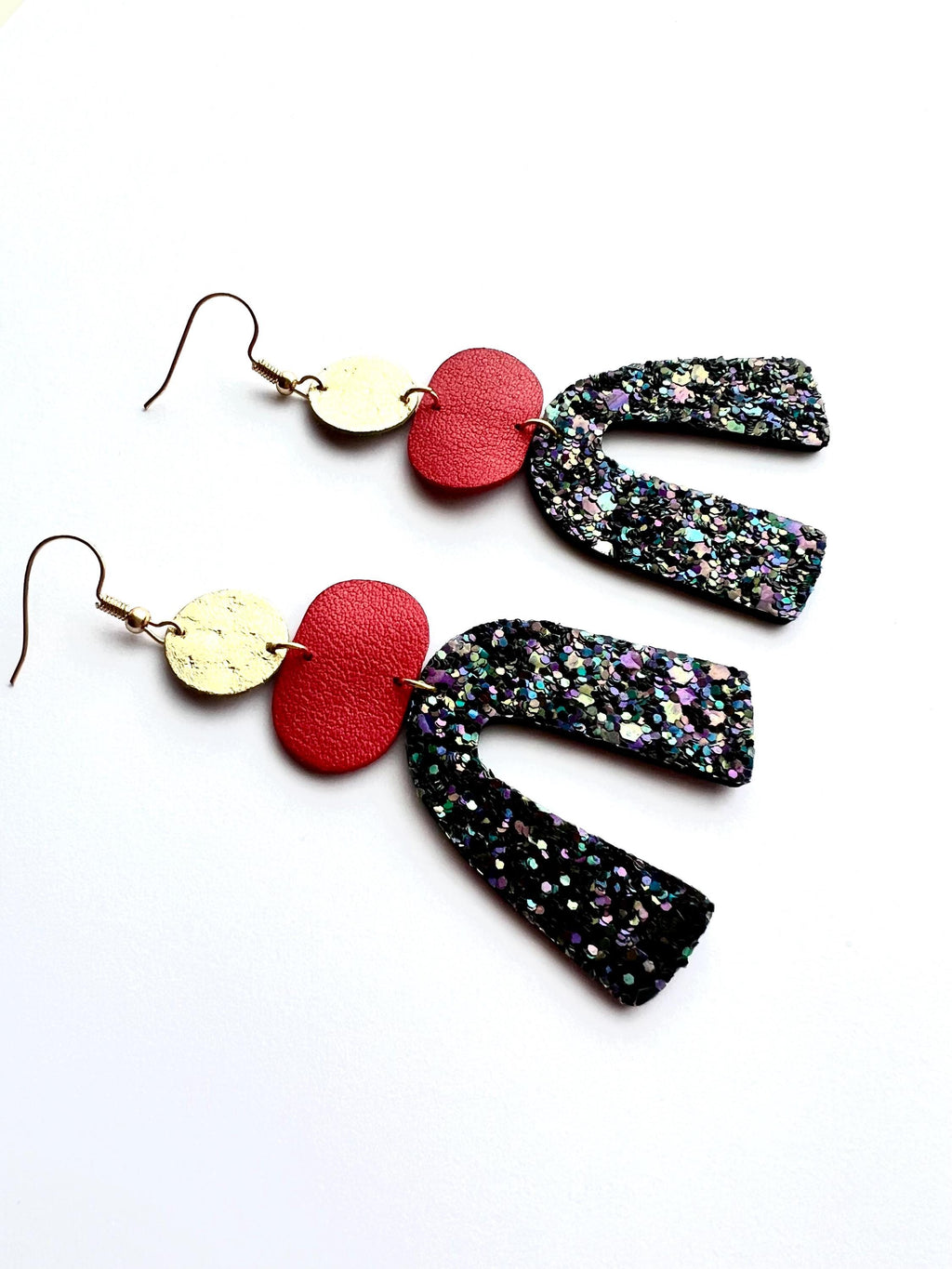 Boucles d’oreilles graphiques en cuir pailleté – Boucles statement rouges et dorées – Bijoux artisanaux faits main - cadeau femme - Gigi