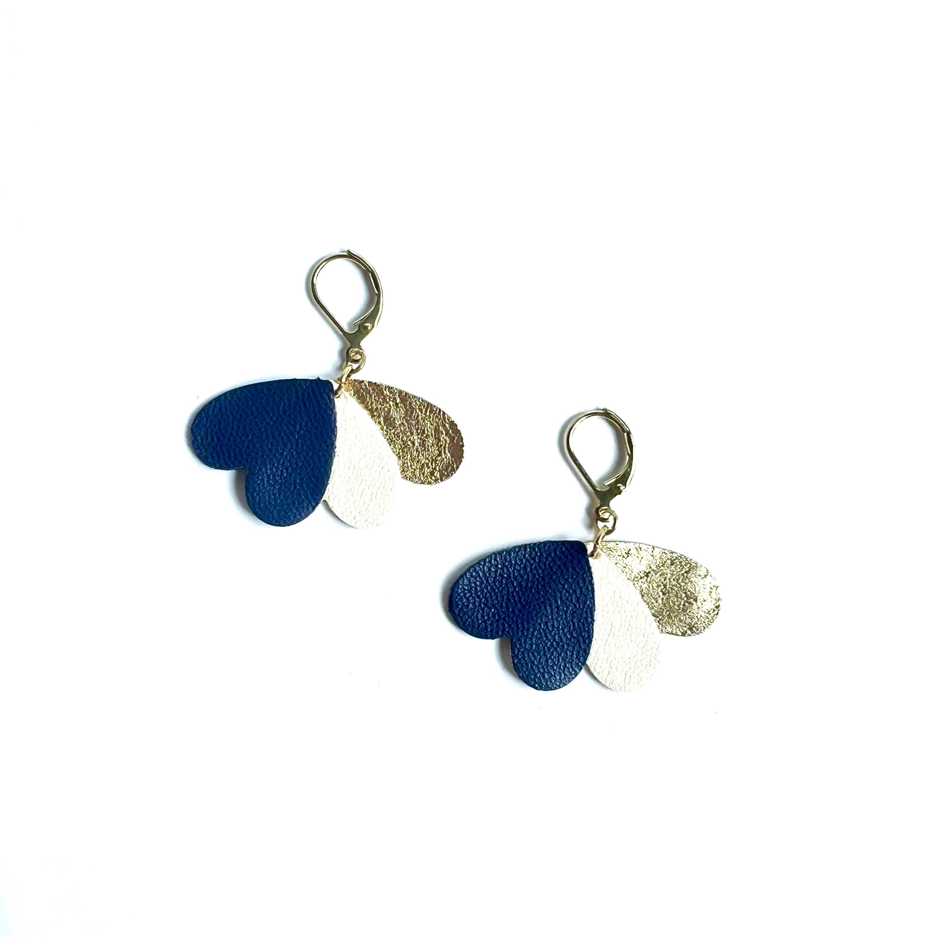 Boucles d’oreilles cœurs bleu marine blanc et or cuir upcyclé, bijoux artisanaux légers faits main, boucles pendantes femme, cadeau original