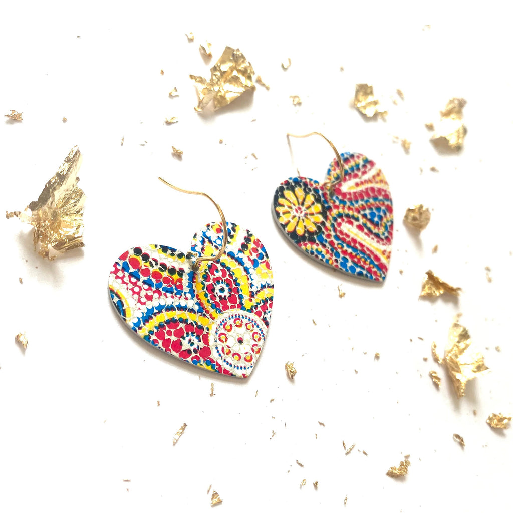 Boucles d’oreilles cœur multicolores en cuir recyclé