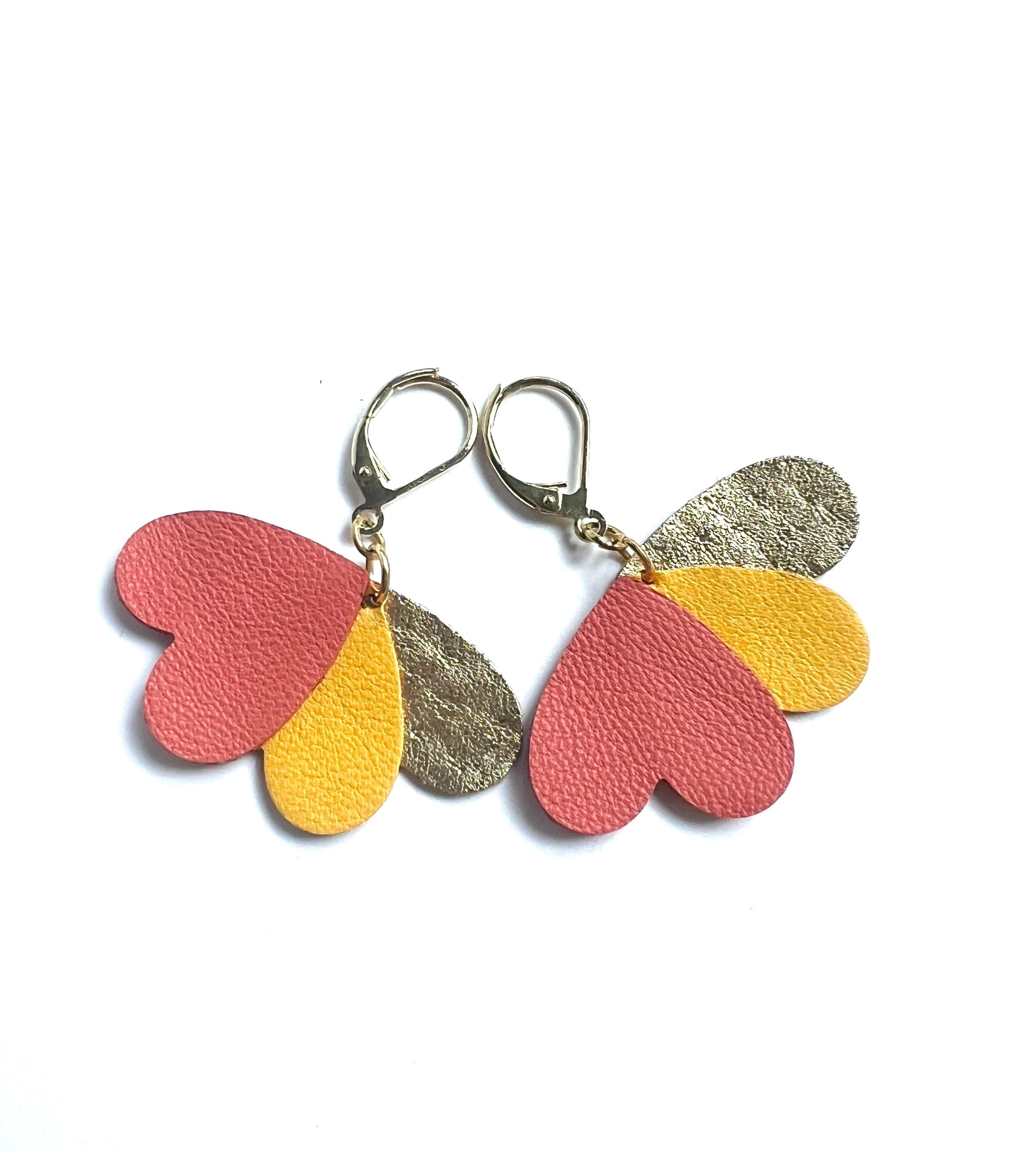 Boucles d’oreilles colorées cœurs en cuir upcyclé, bijoux artisanaux légers faits main pour femme, cadeau original, corail jaune or