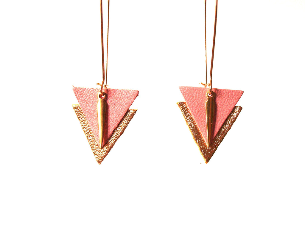 Boucles d'oreilles triangles cuir rose indien et or graphiques, grands crochets style dormeuses dorés laiton et cuir