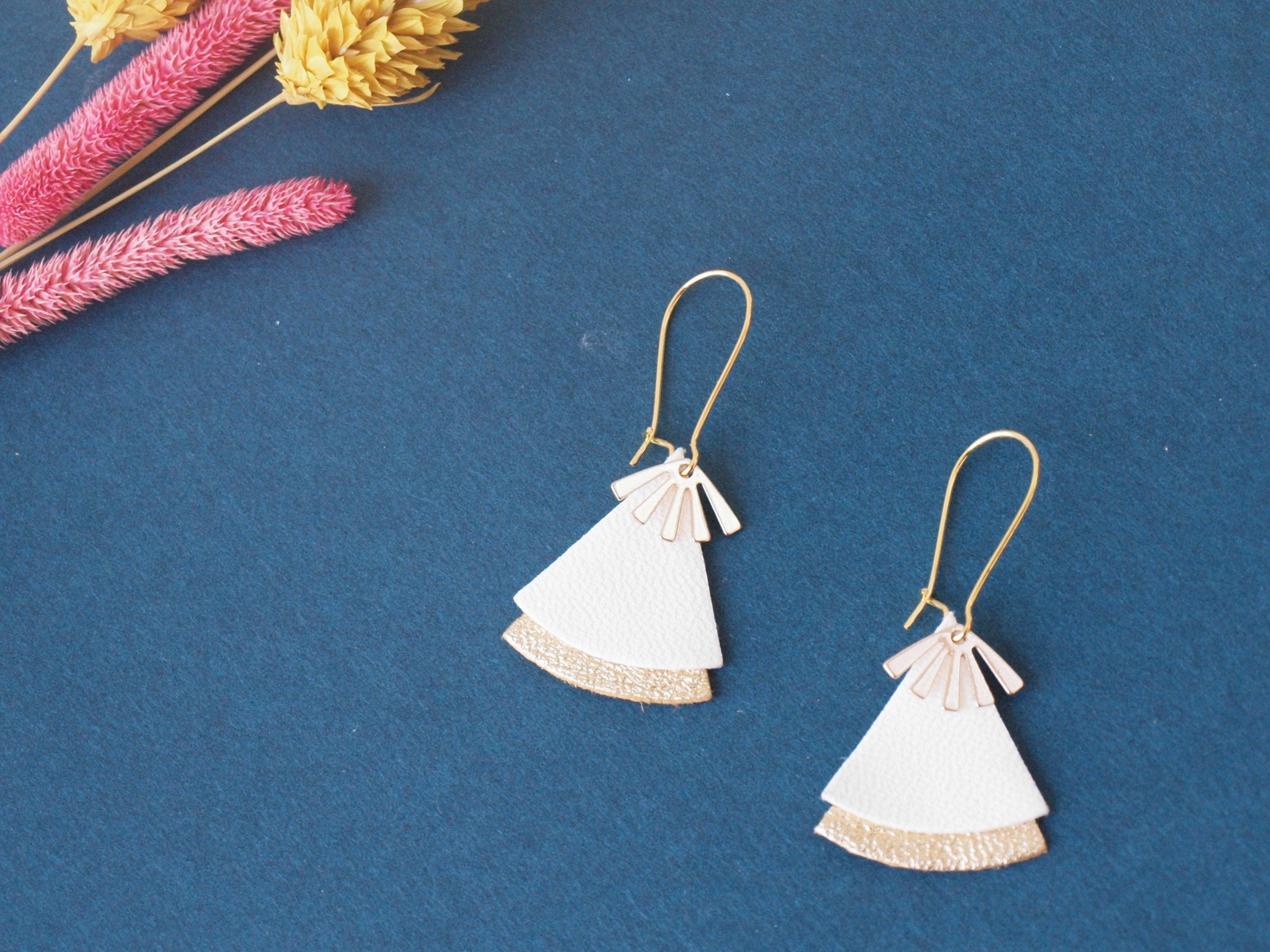 Boucles d'oreilles éventail cuir blanc et or, laiton doré - boucles d'oreilles japonisantes - boucles d'oreilles ethniques modèle STELLA