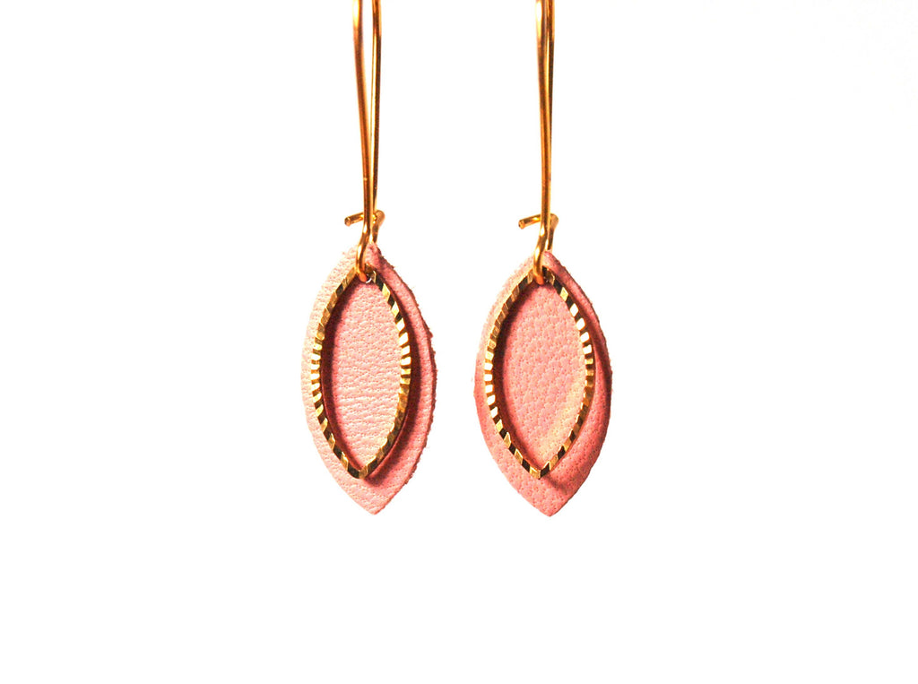 Boucles d'oreilles cuir rose pastel et or - boucles d'oreilles mariage  - boucles d'oreilles discrètes - cadeau femme  modèle EMMA