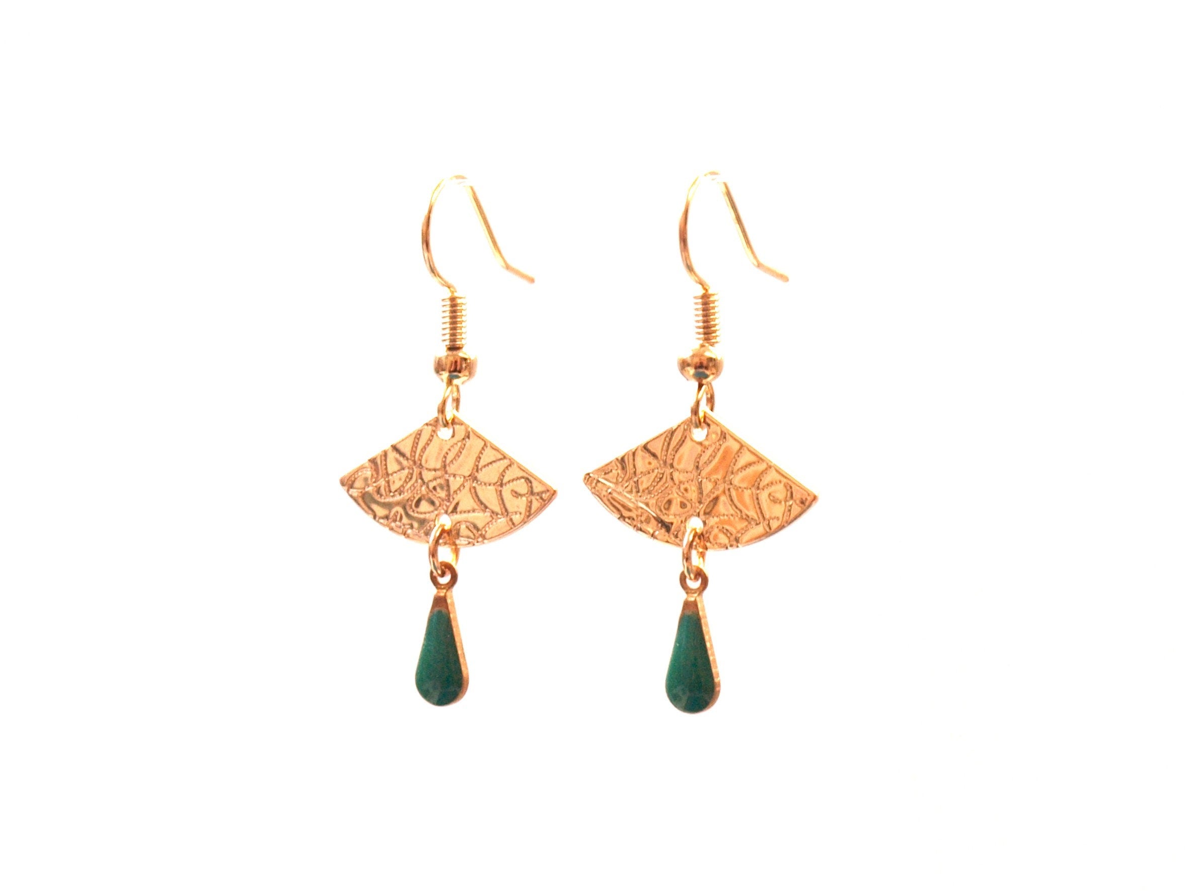 Boucles d'oreilles dorées discrètes vert et or - boucles d'oreilles éventail et goutte vert émeraude - modèle EVA green