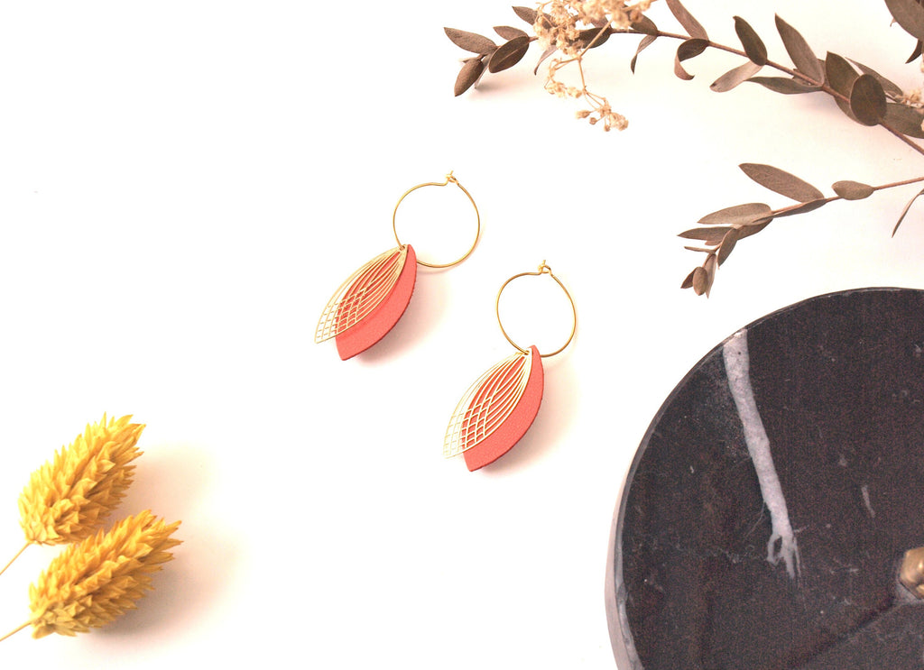 Boucles d'oreilles créoles acier inoxydable - cuir corail et or - créoles style art déco - modèle SIENNA