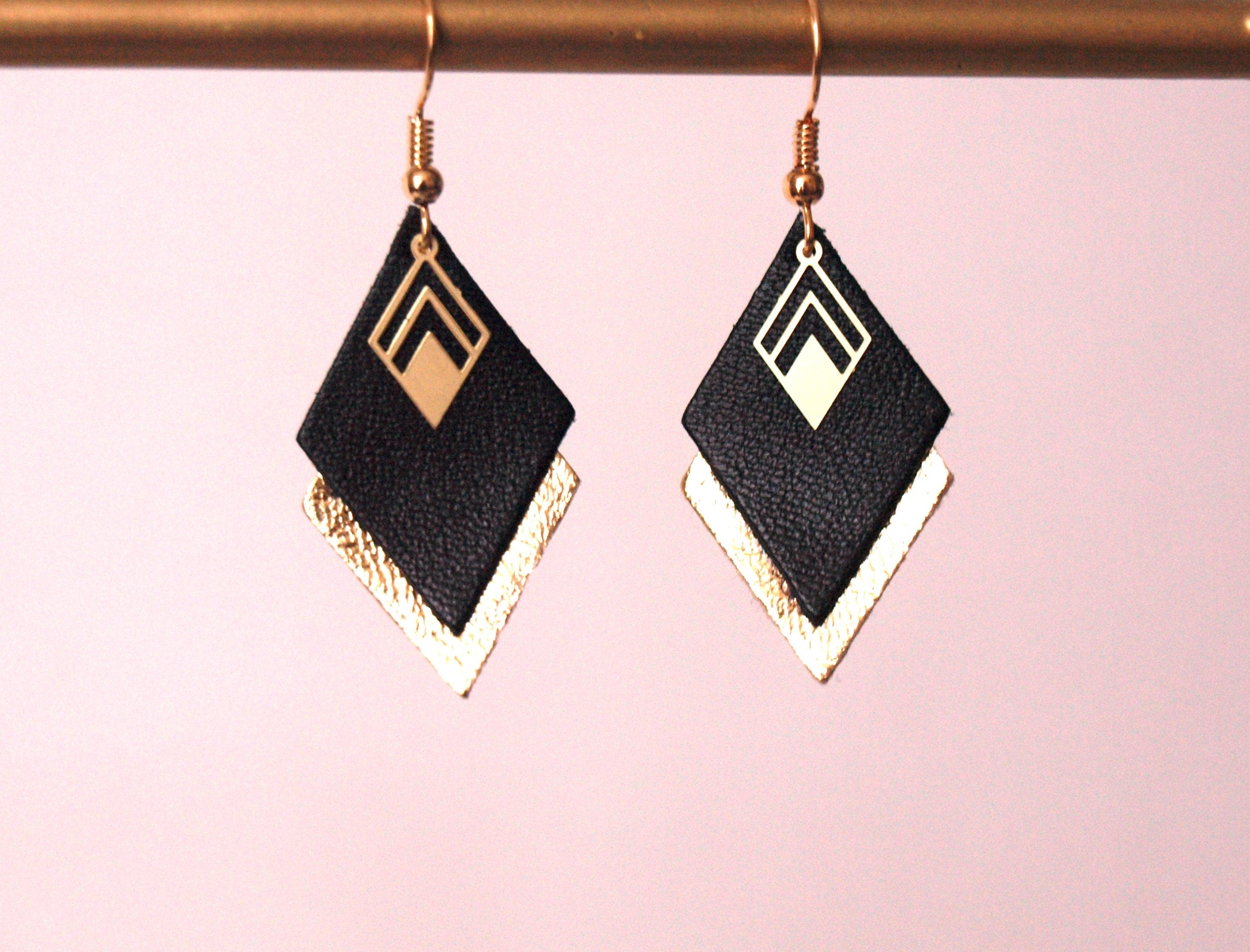 Boucles d'oreilles cuir noir et or, boucles d'oreilles graphiques losanges - modèle LYA - cadeau de noël pour femme pour elle