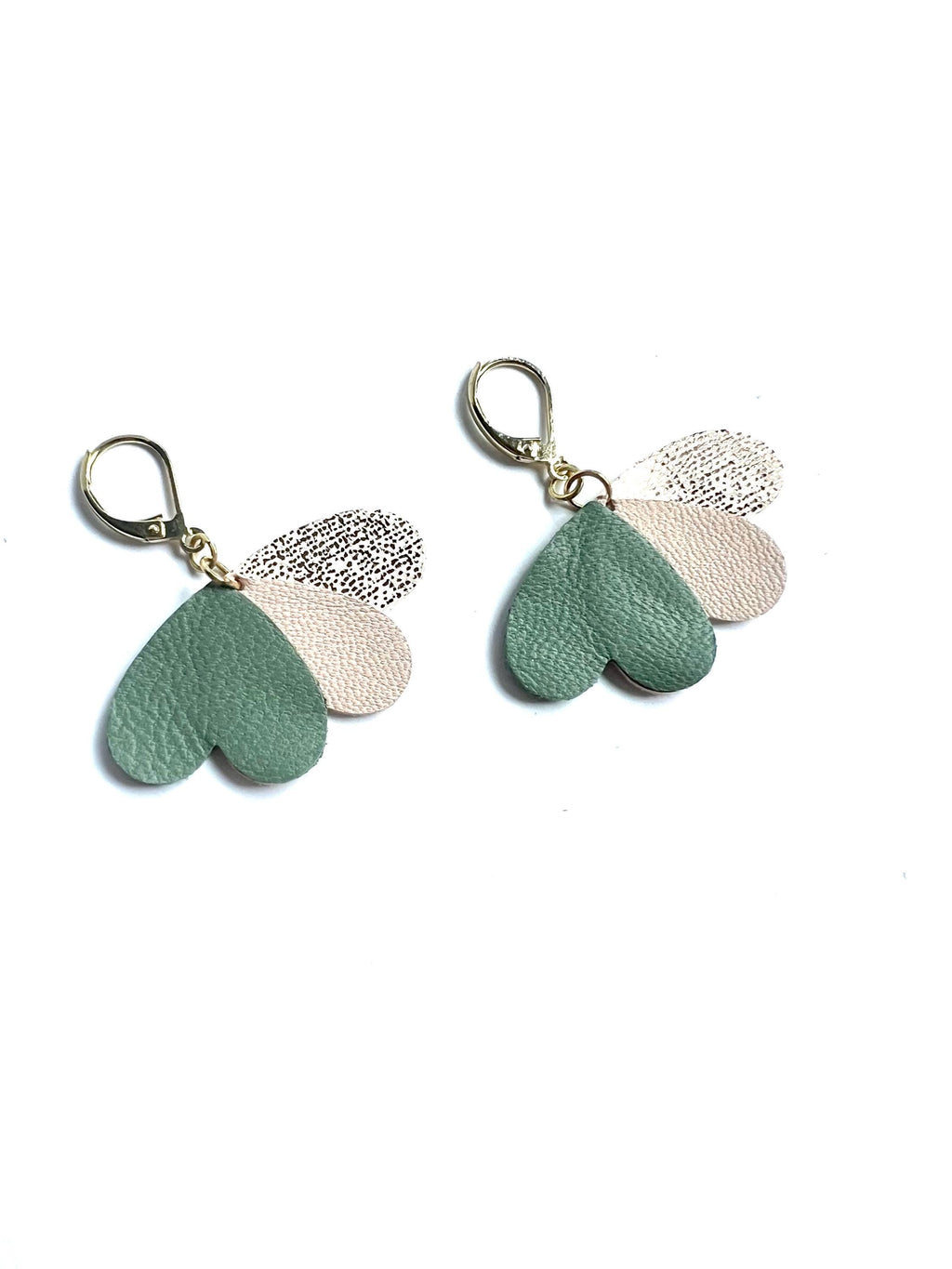 Boucles d’oreilles cœurs en cuir upcyclé, bijoux artisanaux légers faits main pour femme, cadeau original, vert sauge rose pastel et or rose