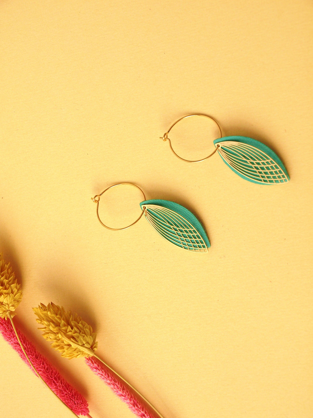 Boucles d'oreilles vert clair - créoles en acier inoxydable et cuir - créoles style art déco - modèle SIENNA