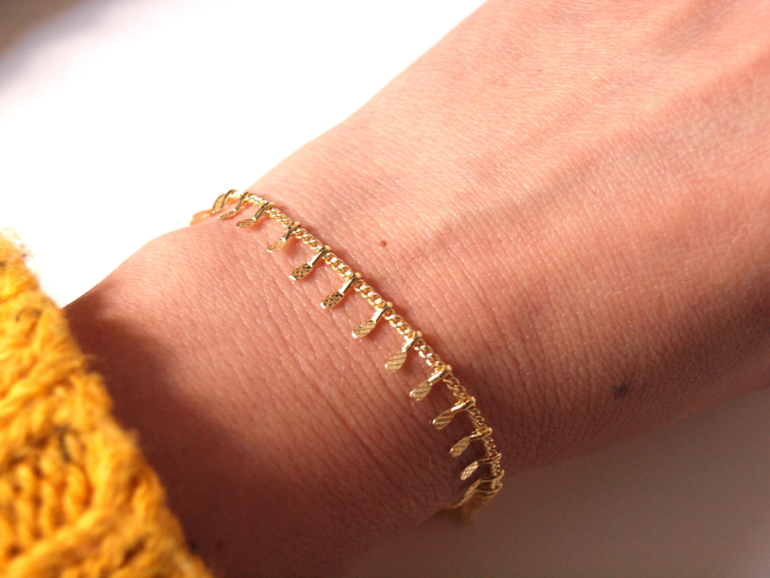 Bracelet fin or - chaîne maille breloques texturées - bracelet femme - superposition bracelets- bracelet bohème - plaqué or - saint valentin