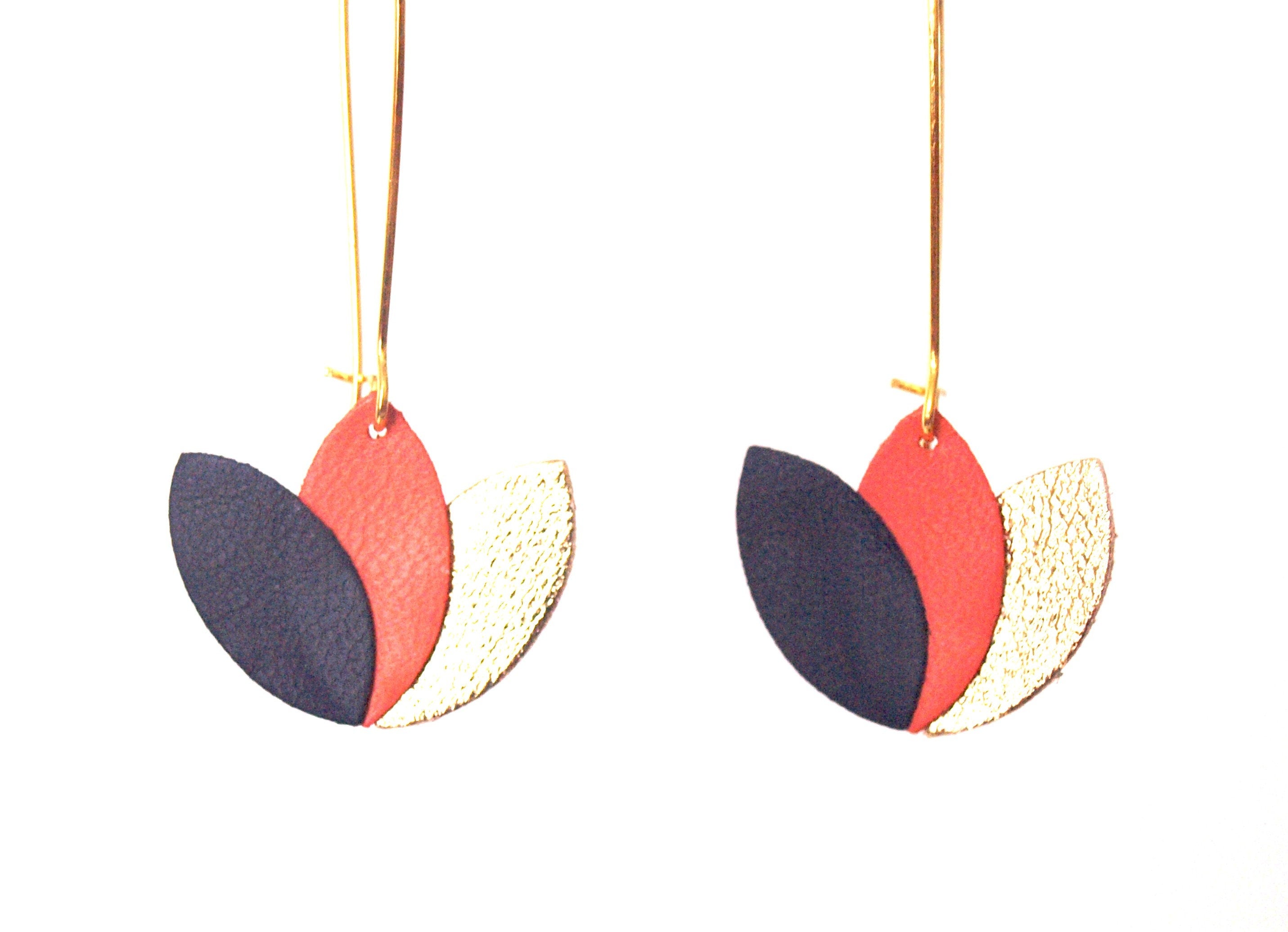 Boucles d'oreilles en cuir bleu nuit corail et or - fleur de lotus graphique sur longue monture en laiton doré style dormeuse - cadeau