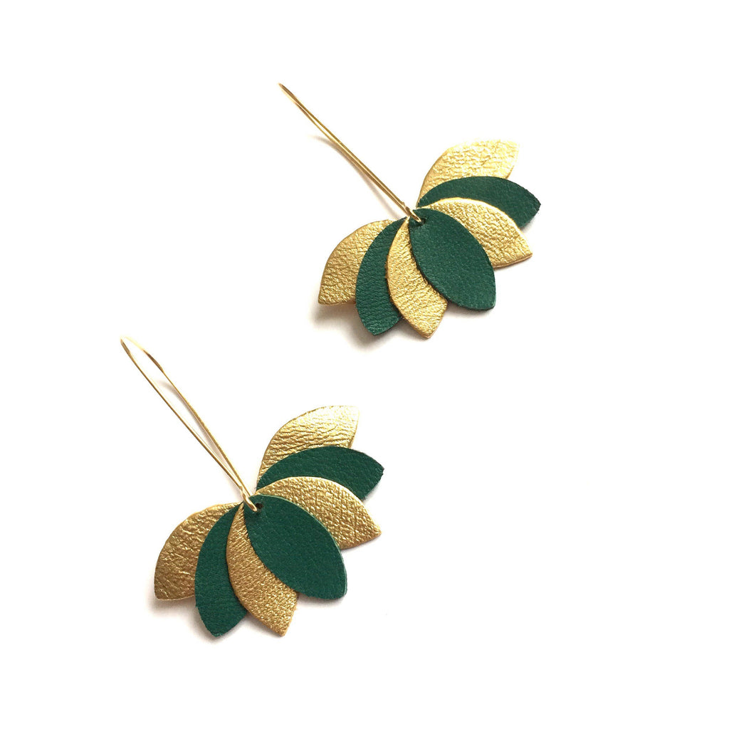 Boucles d'oreilles cuir, feuilles vert émeraude et doré, fleur de lotus géométrique style art déco sur monture dormeuse dorée. cadeau femme