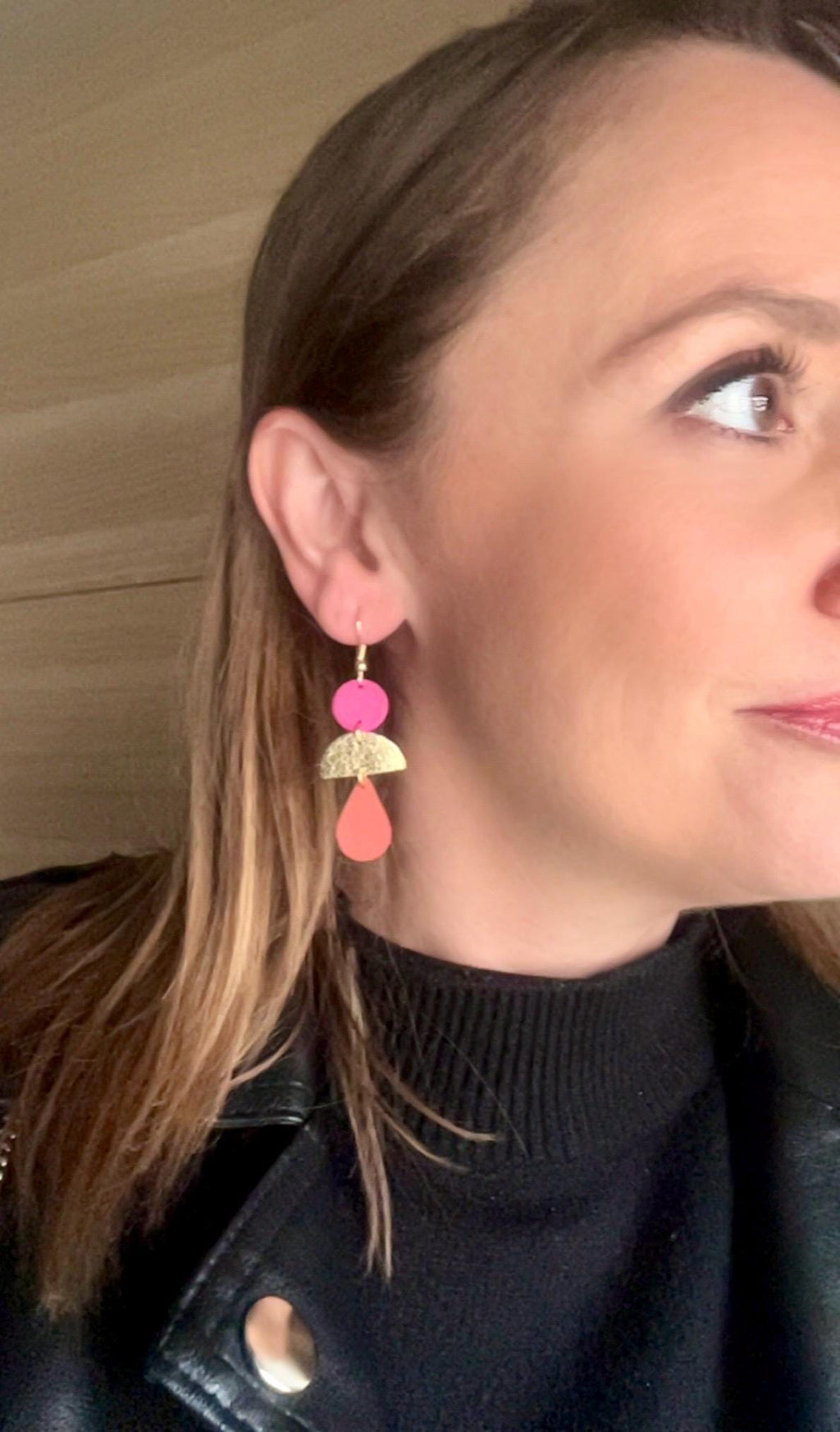 Boucles d’oreilles bohème chic en cuir upcyclé, modèle géométrique fait main, bijou artisanal léger rose fuchsia doré et corail cadeau femme