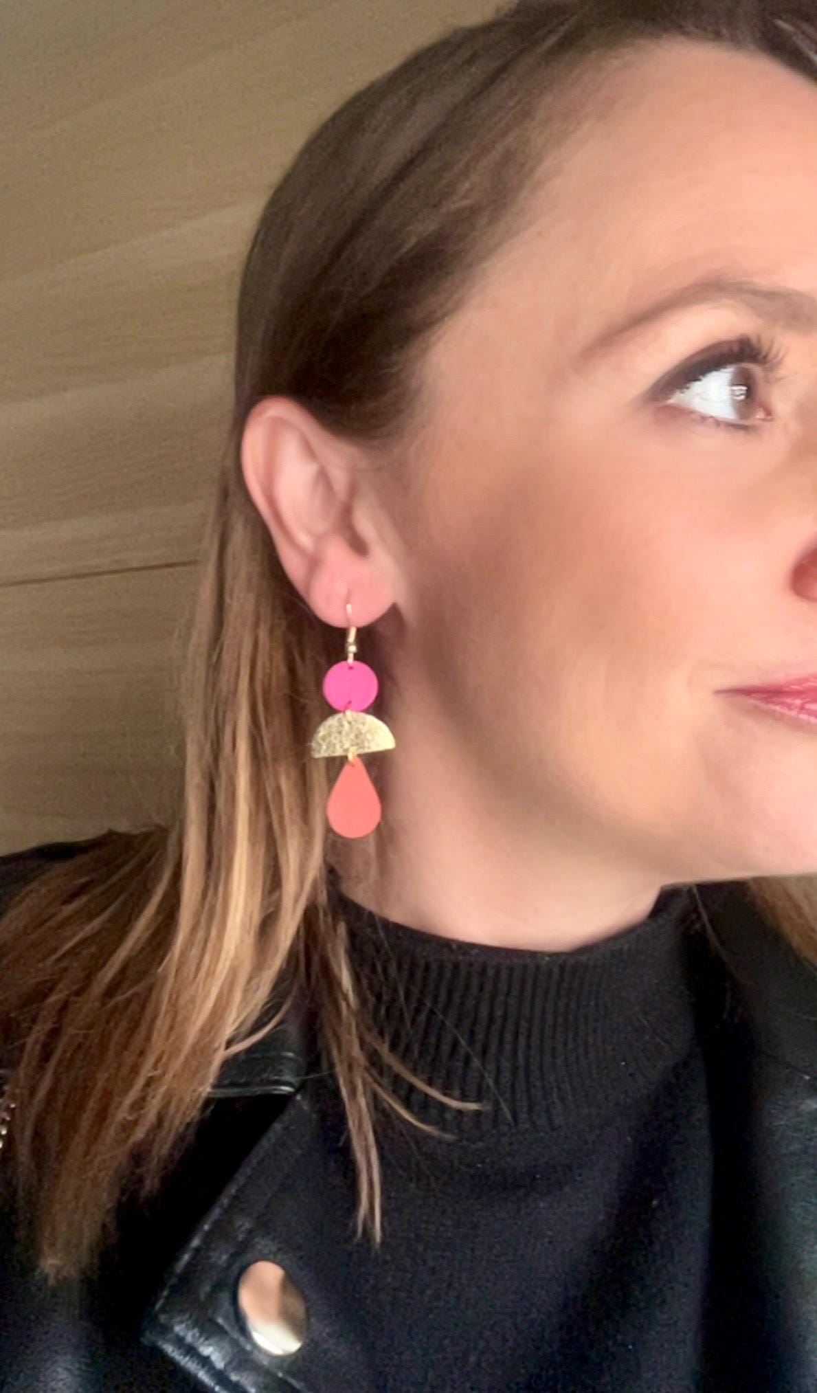 Boucles d’oreilles bohème chic en cuir upcyclé, modèle géométrique fait main, bijou artisanal léger rose fuchsia doré et corail cadeau femme