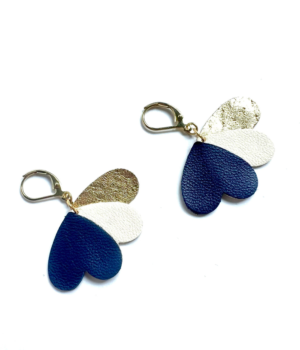 Boucles d’oreilles cœurs bleu marine blanc et or cuir upcyclé, bijoux artisanaux légers faits main, boucles pendantes femme, cadeau original
