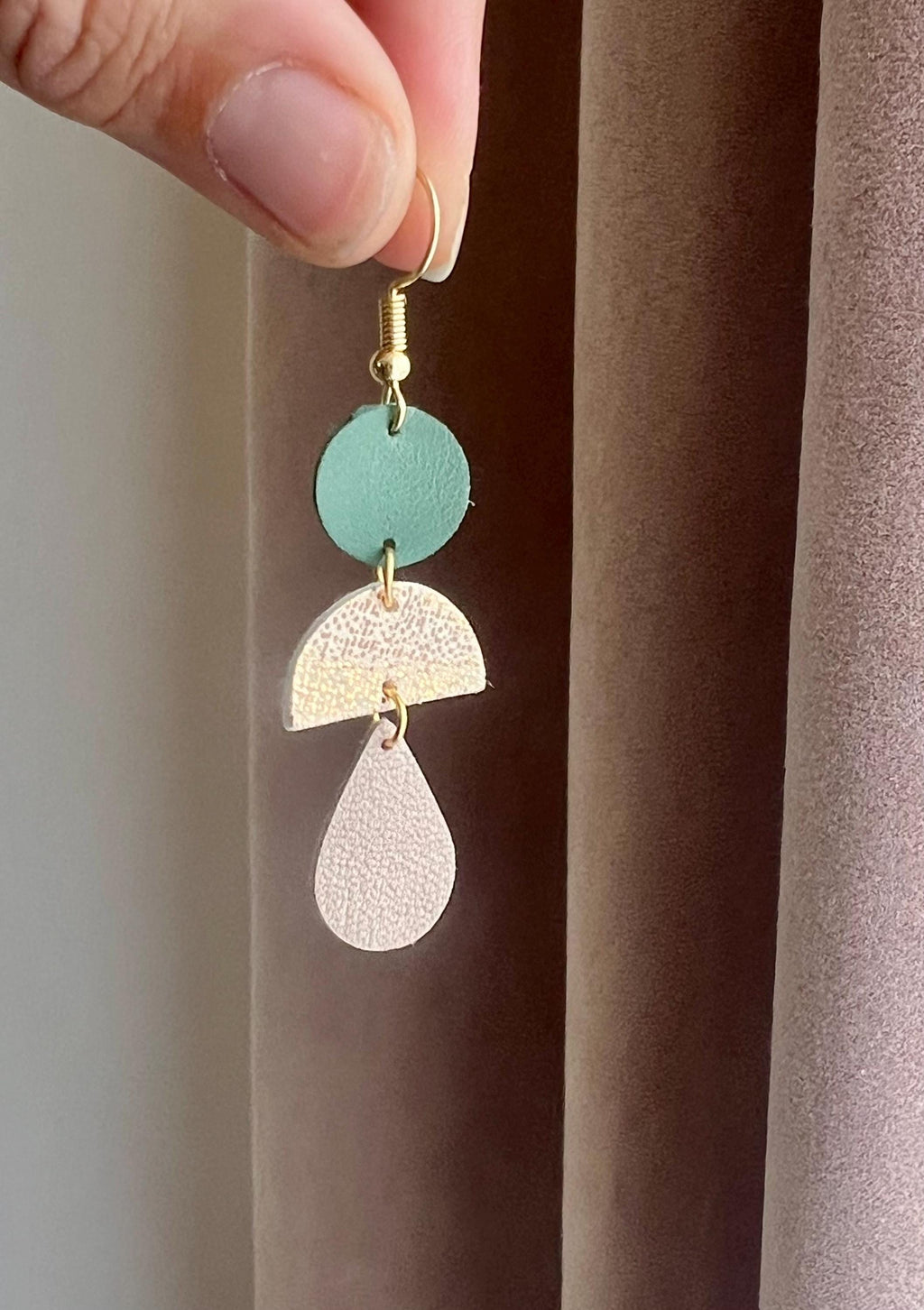 Boucles d’oreilles géométriques en cuir upcyclé, boucles pendantes légères faites main, bijoux artisanaux femme vert sauge nude or rose