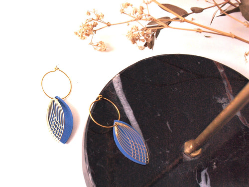 Boucles d'oreilles créoles acier inoxydable et cuir -beu lavande et or - créoles style art déco - modèle SIENNA