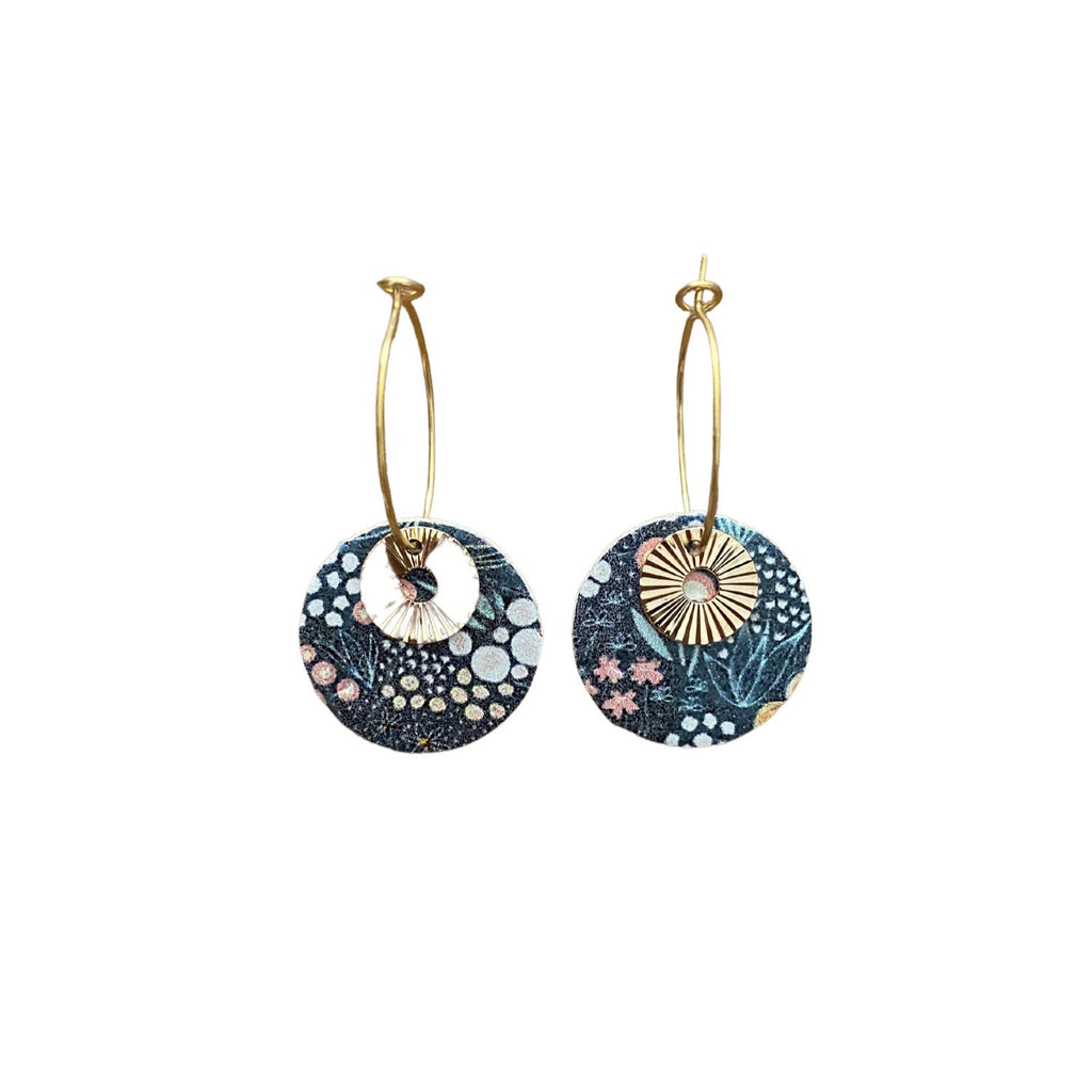 Boucles d’oreilles cuir et liège motif floral sur fond bleu créoles dorées en acier inoxydable